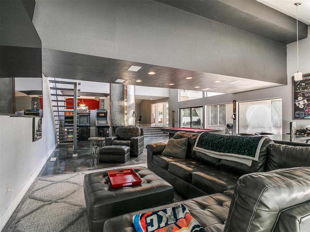 913 Oak Tree Drive