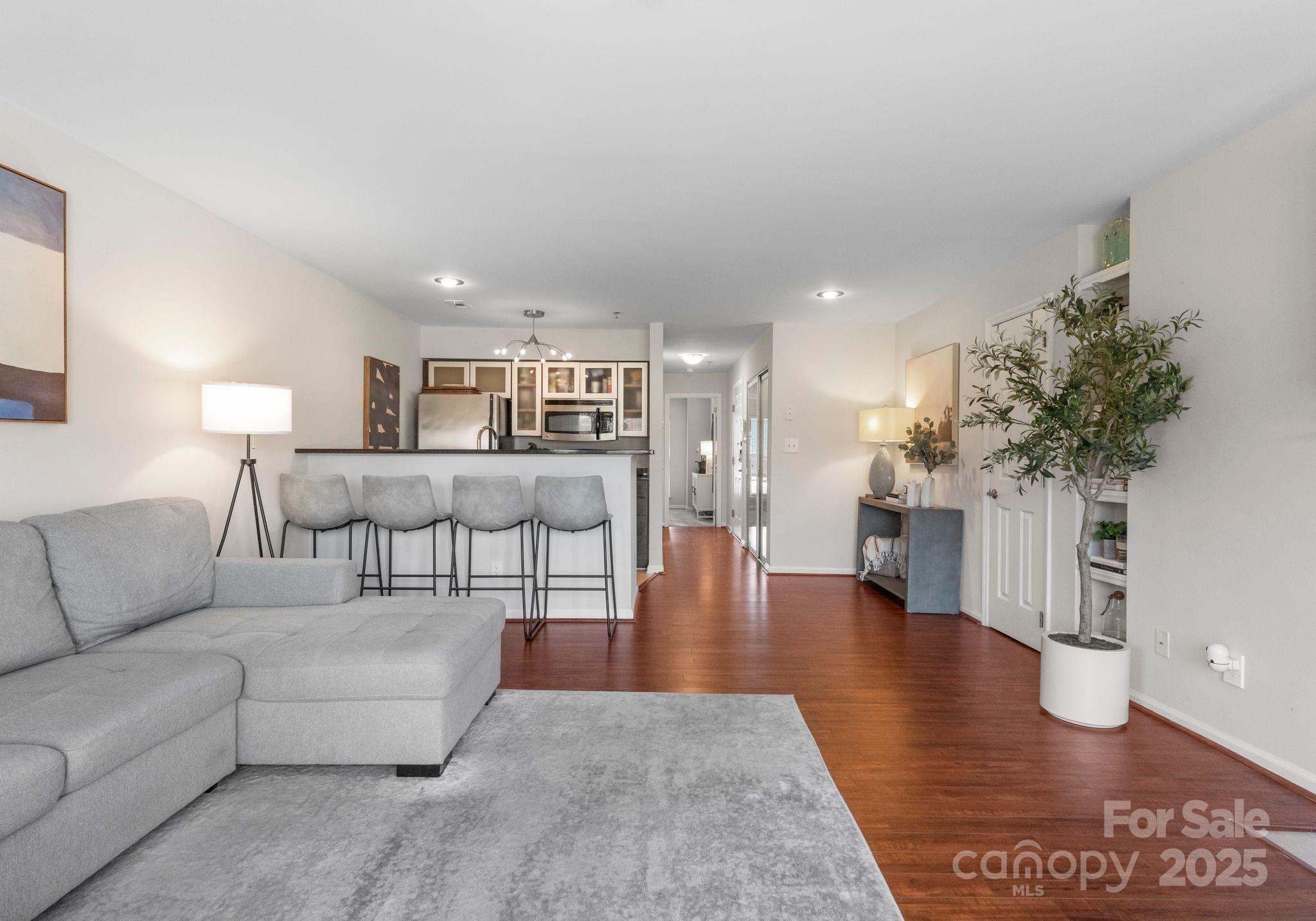 529 N Graham Street Unit: 2G