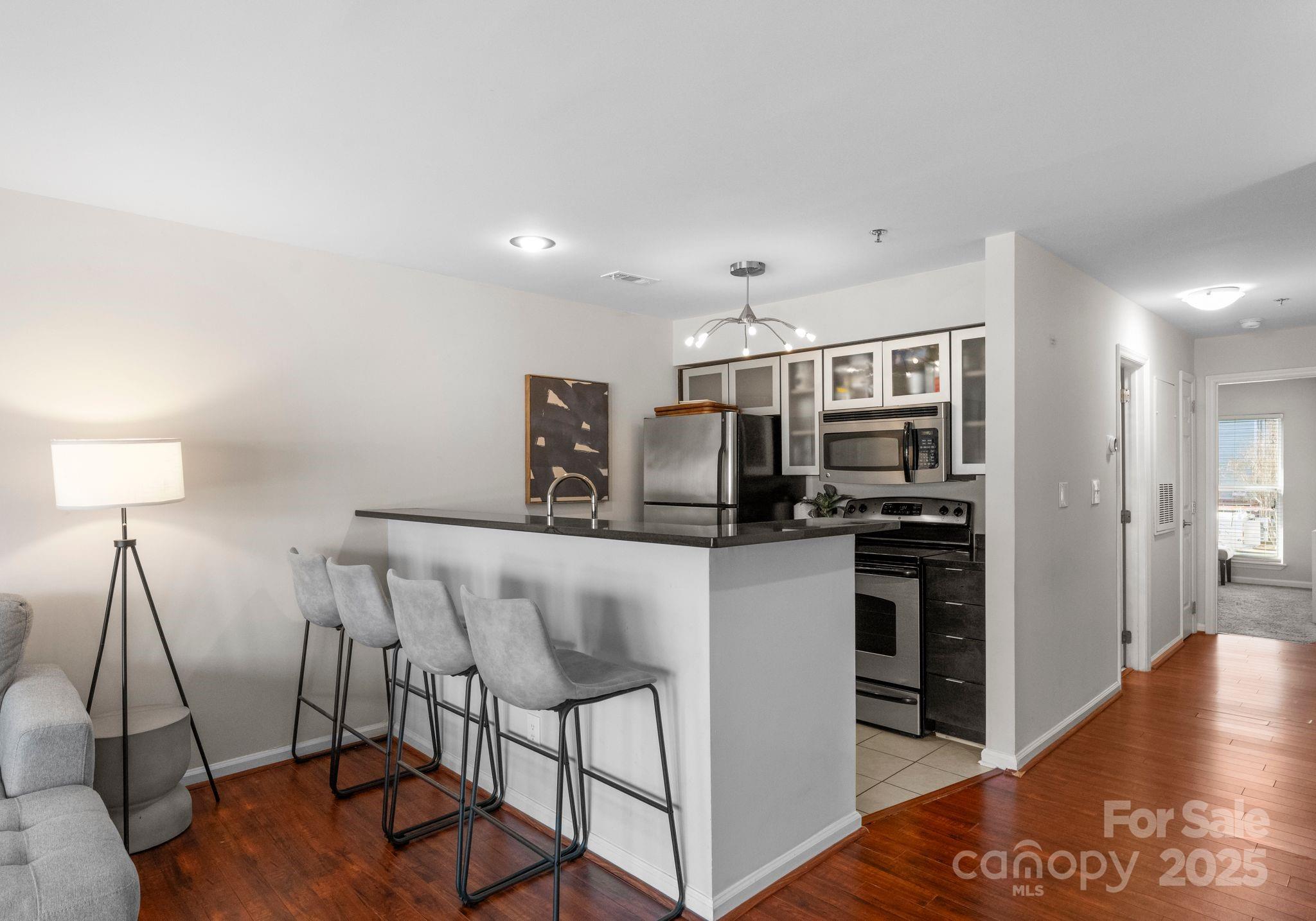529 N Graham Street Unit: 2G