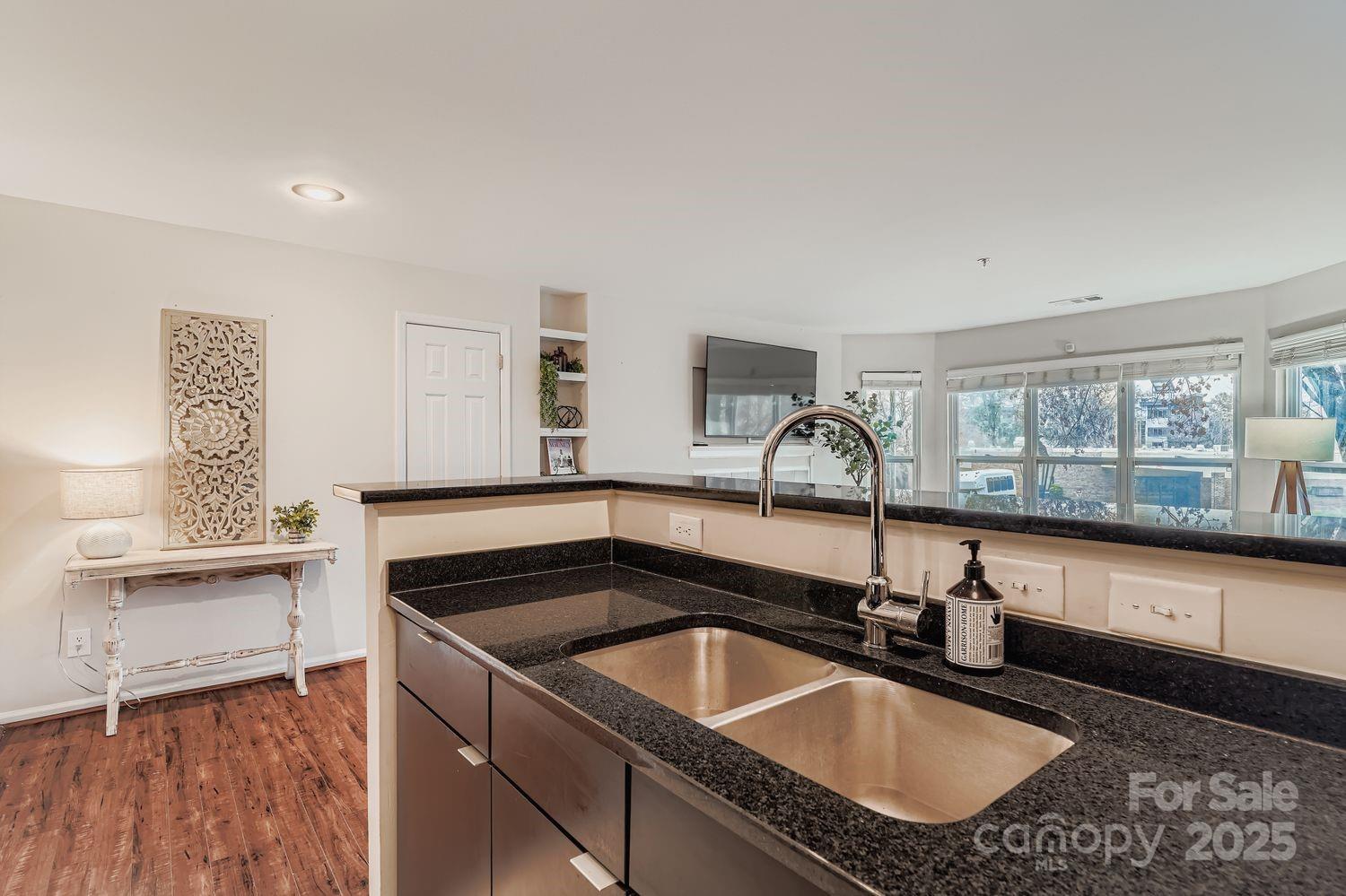 529 N Graham Street Unit: 2G