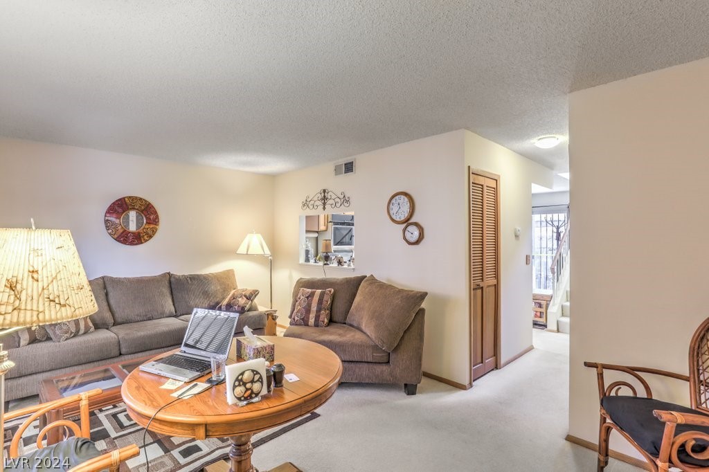 886 Stainglass Lane 886