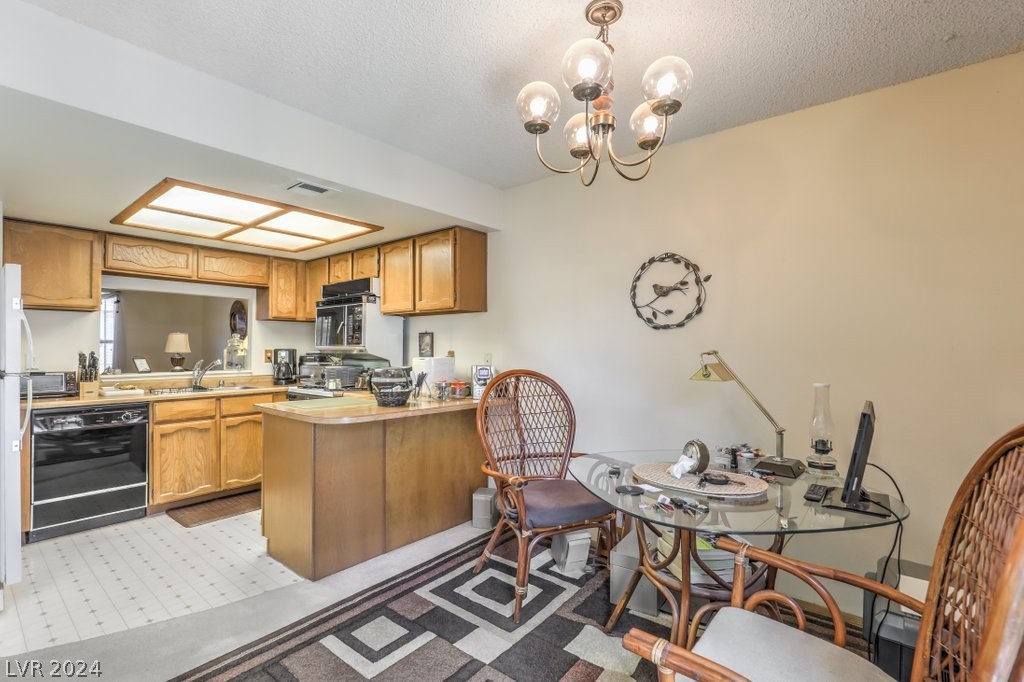 886 Stainglass Lane 886