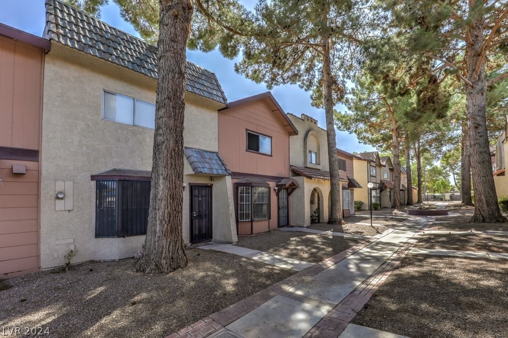 886 Stainglass Lane 886