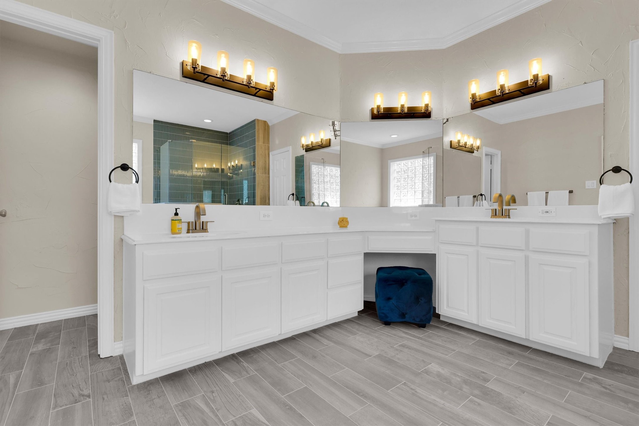 3202 W Valley Circle