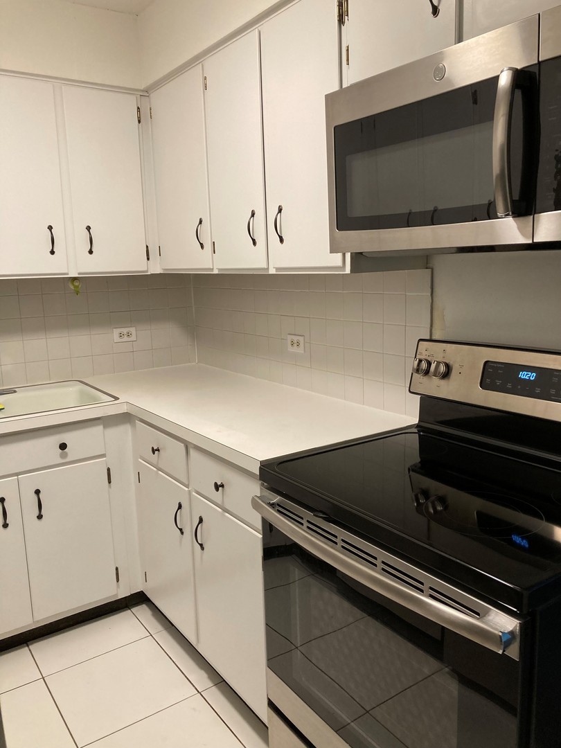 1301 N Western Avenue Unit: 201