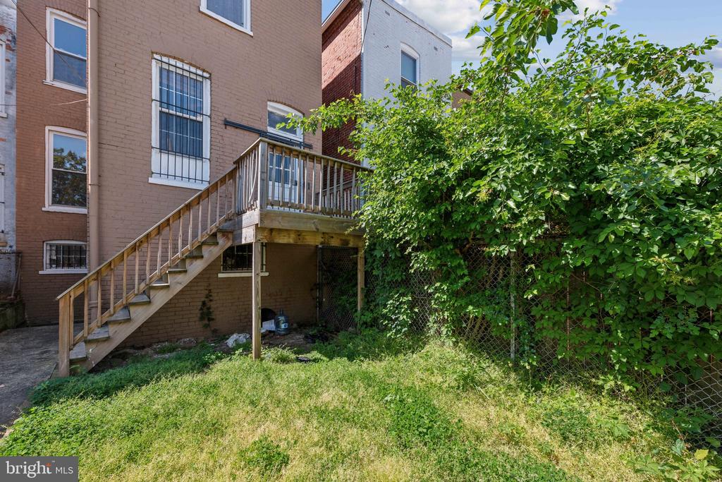 1306 E St NE