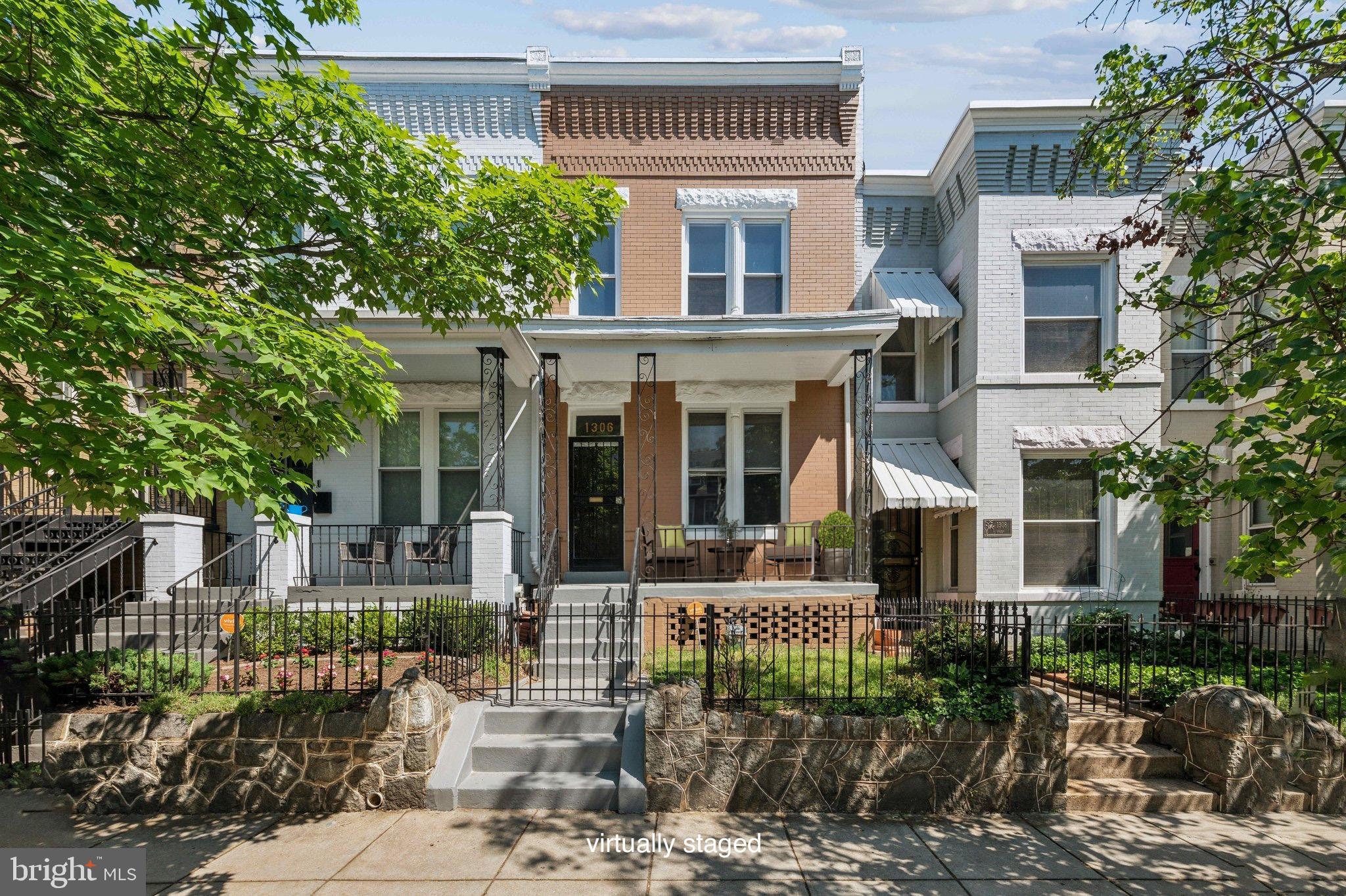 1306 E St NE