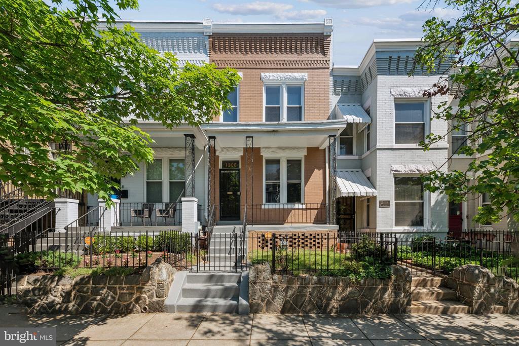 1306 E St NE