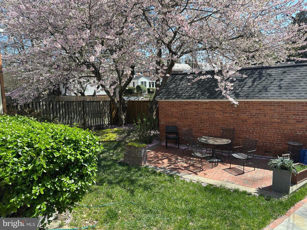 1614 Myrtle St NW