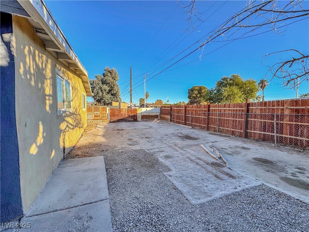2324 East Oakey Boulevard