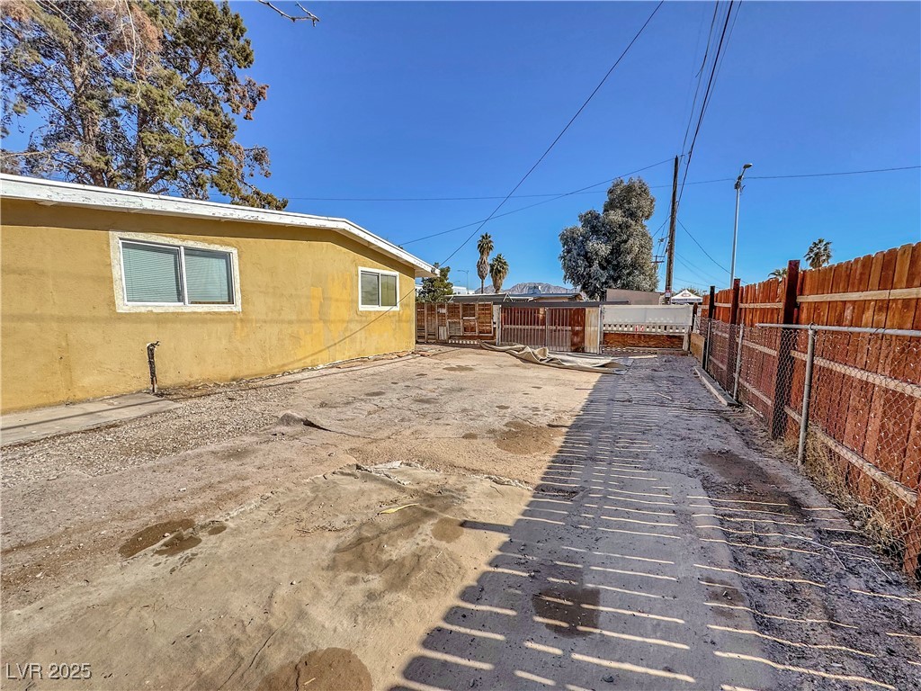 2324 East Oakey Boulevard