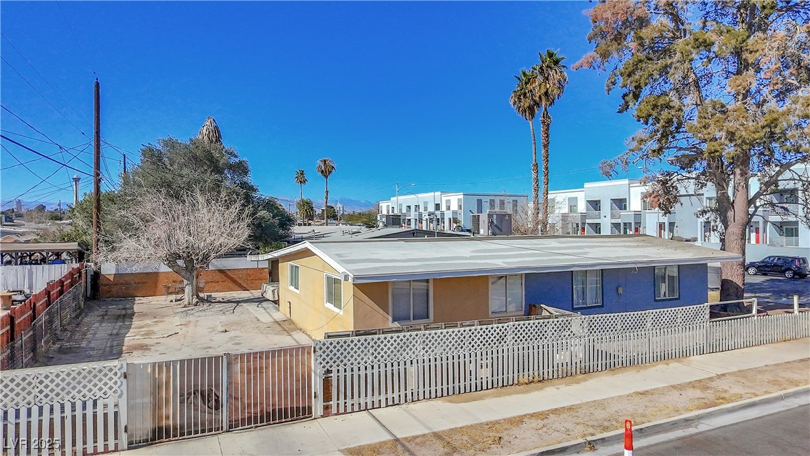 2324 East Oakey Boulevard