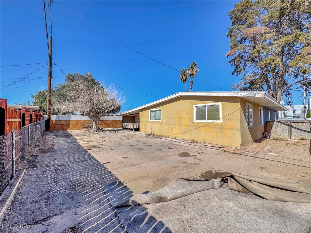 2324 East Oakey Boulevard