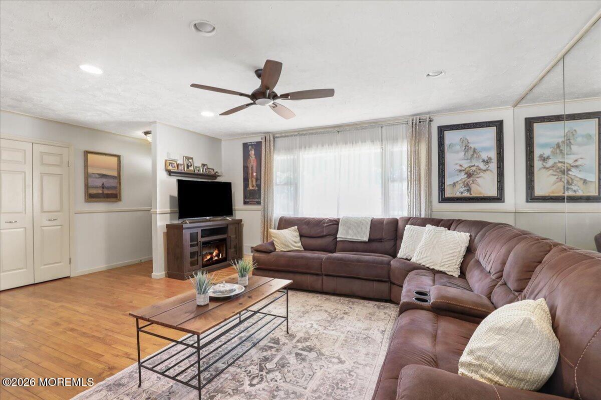 443 W Lake Avenue