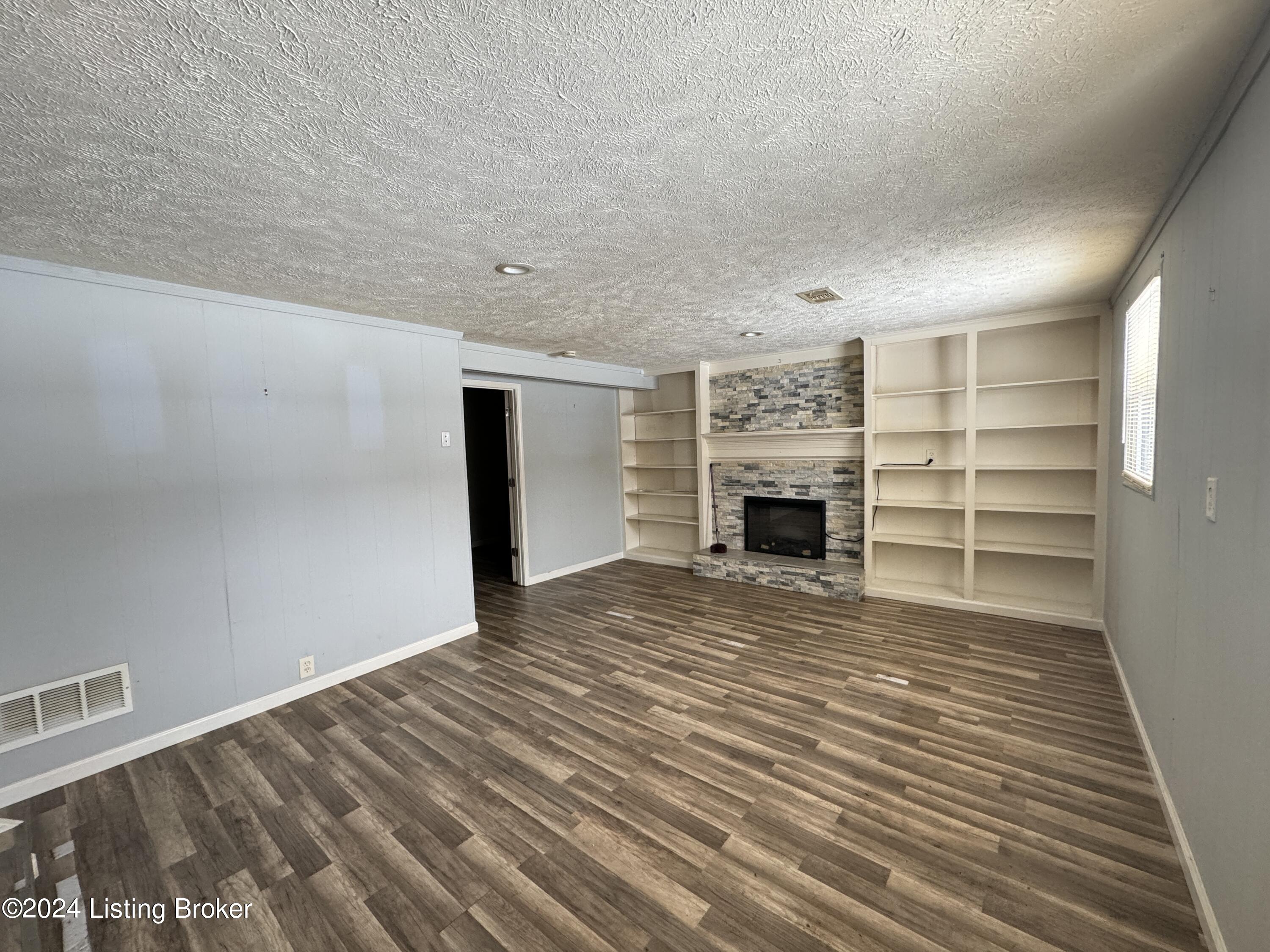 5112 Fairwood Ln