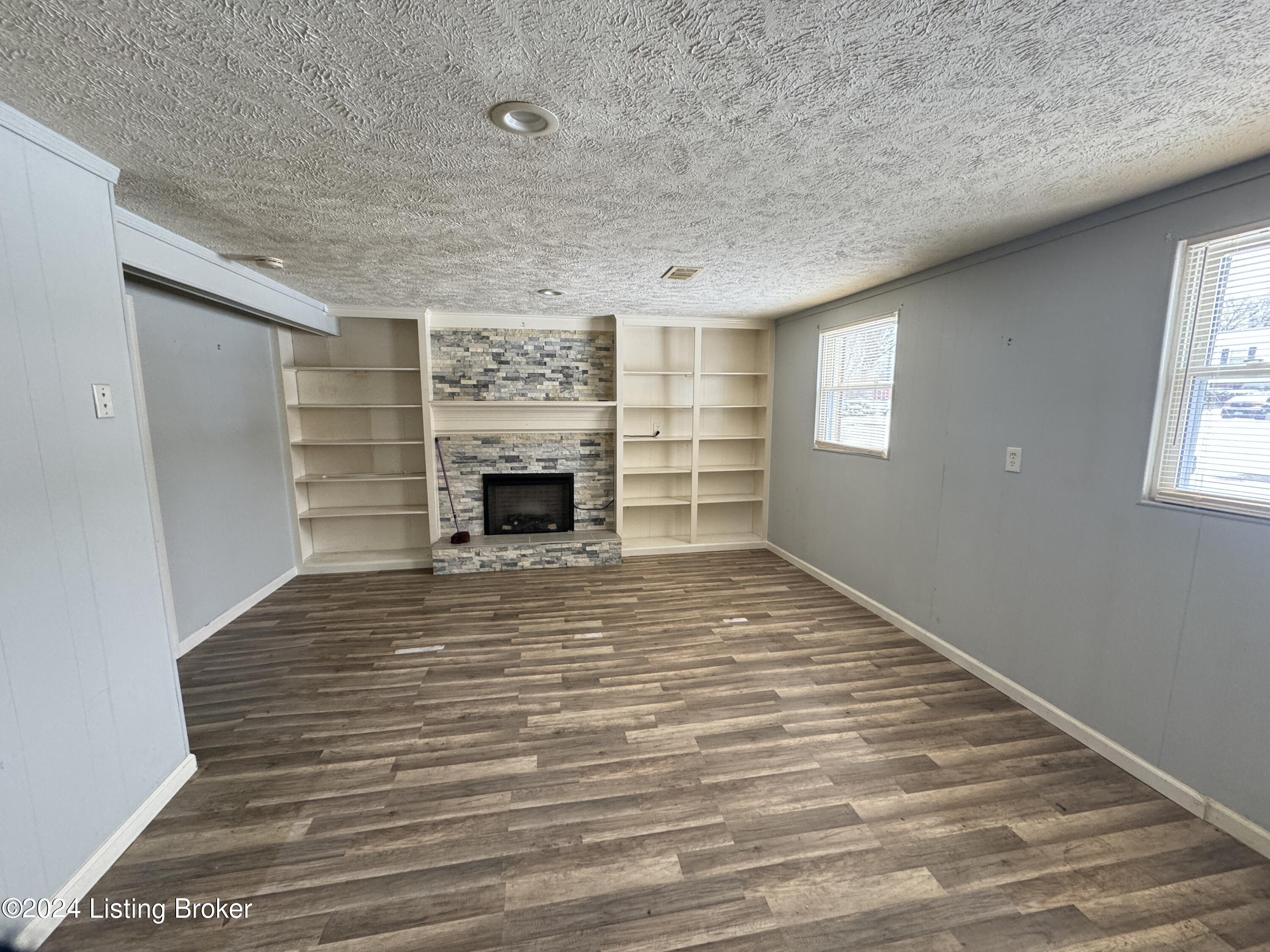 5112 Fairwood Ln