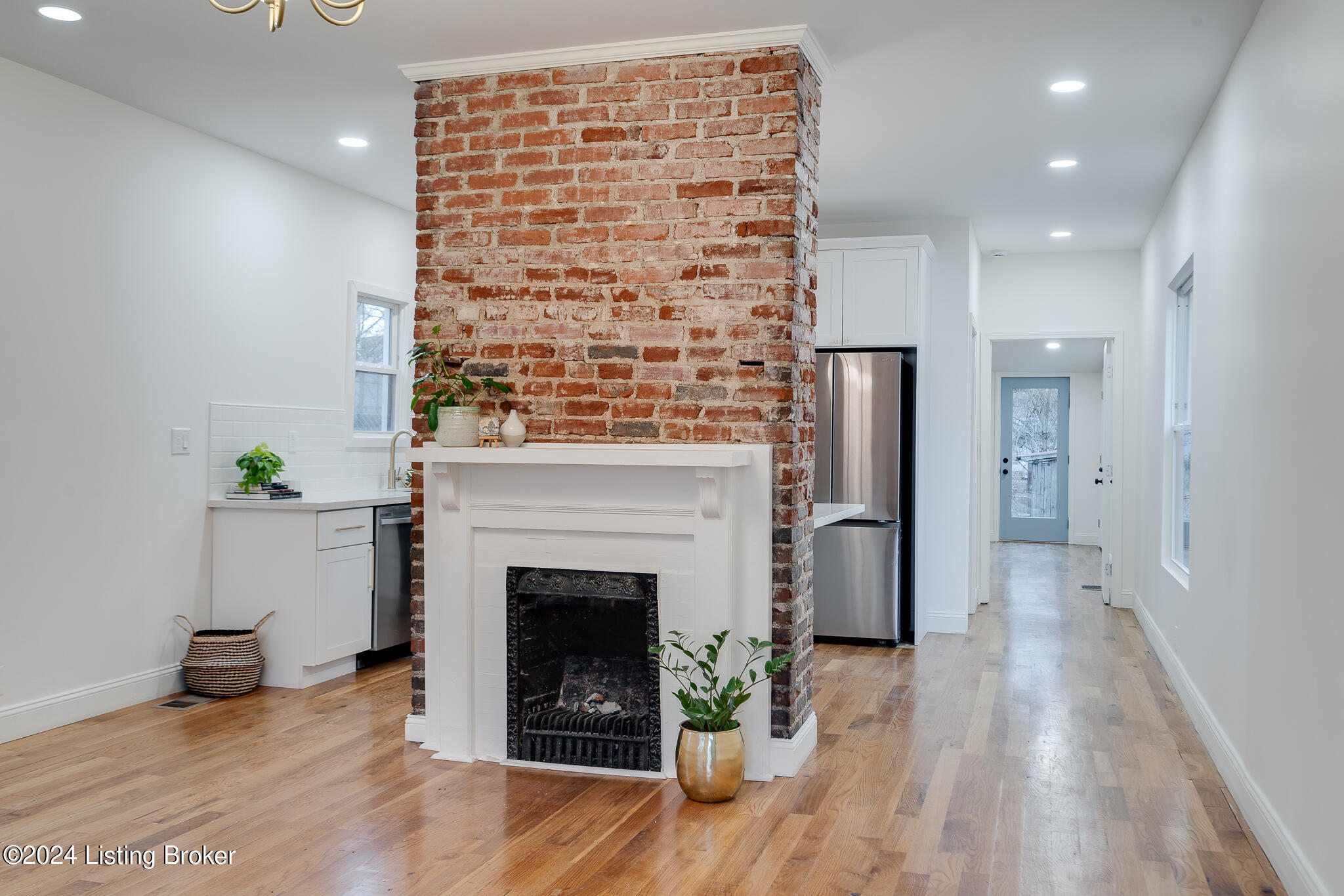2718 Hillside Terrace