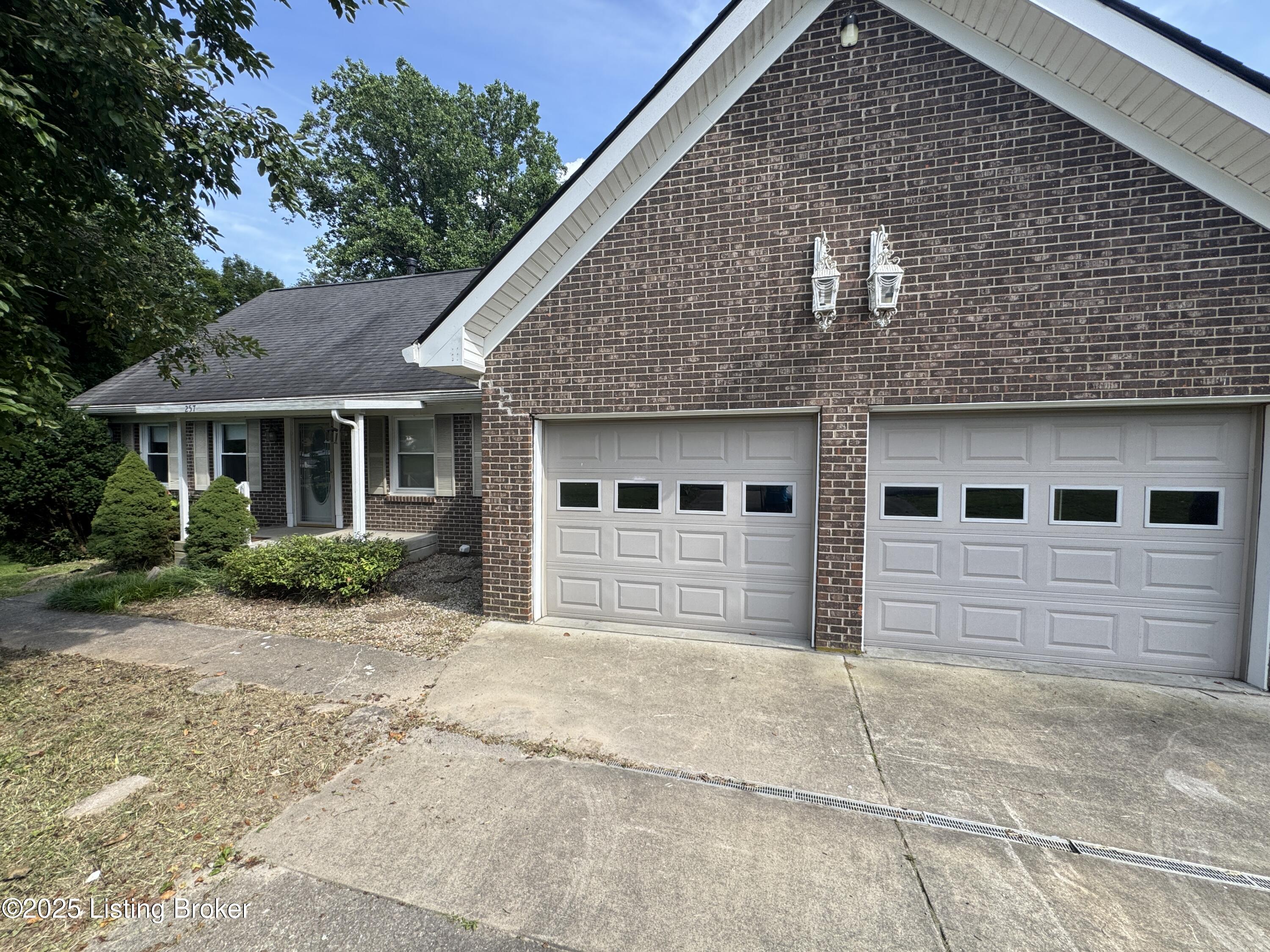 257 Topfield Rd
