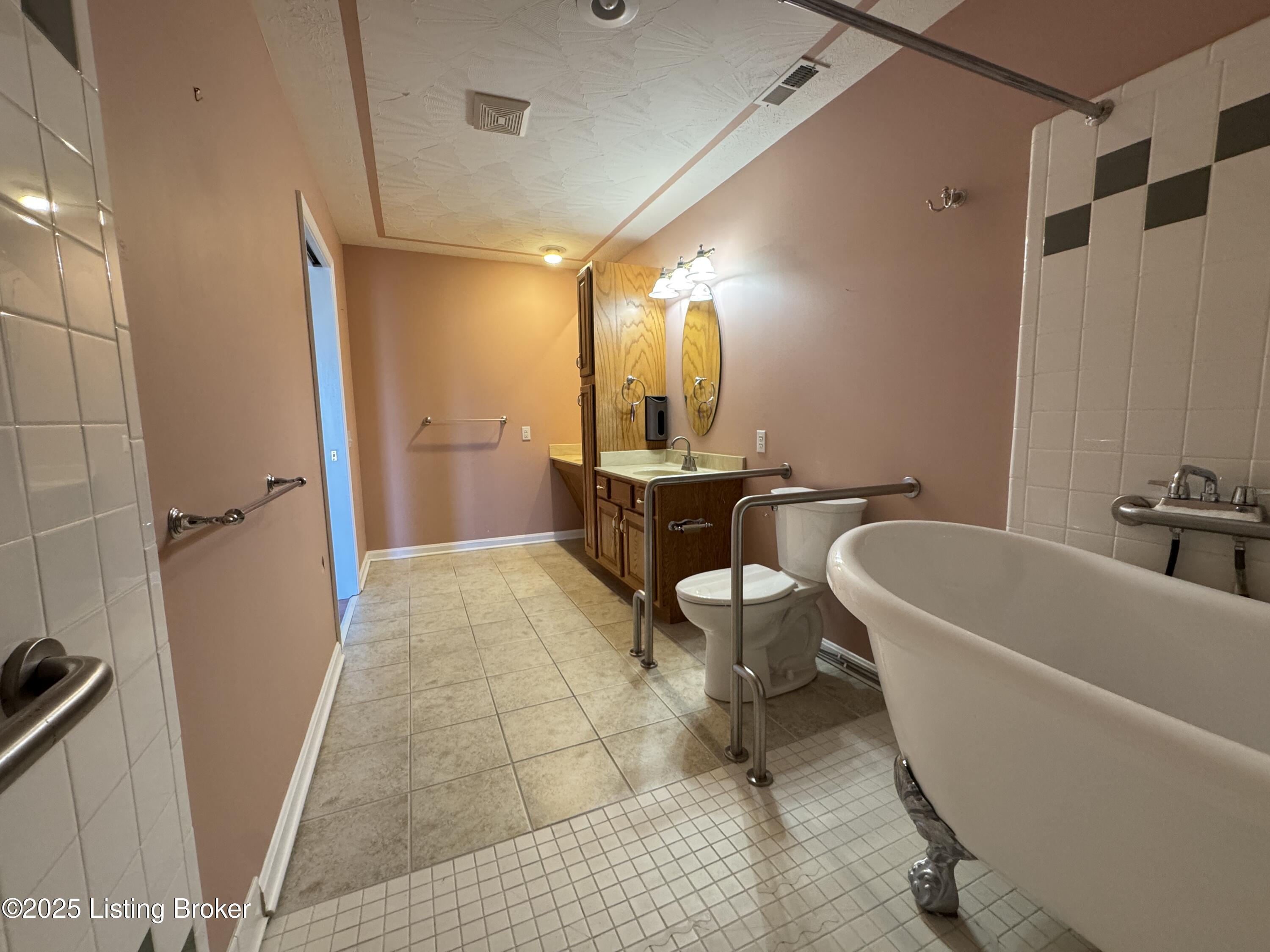 200 Emmaus Cir
