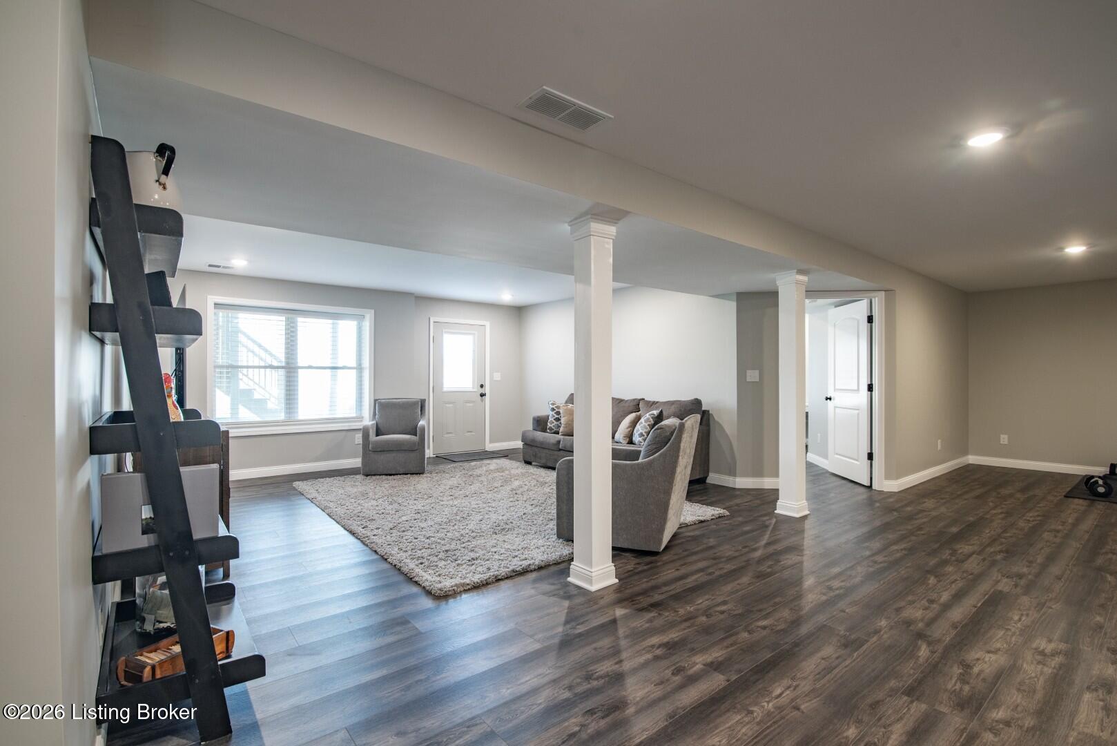 631 Lakeshore Pkwy