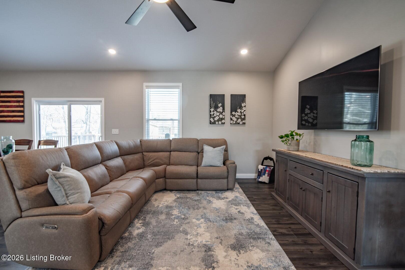 631 Lakeshore Pkwy
