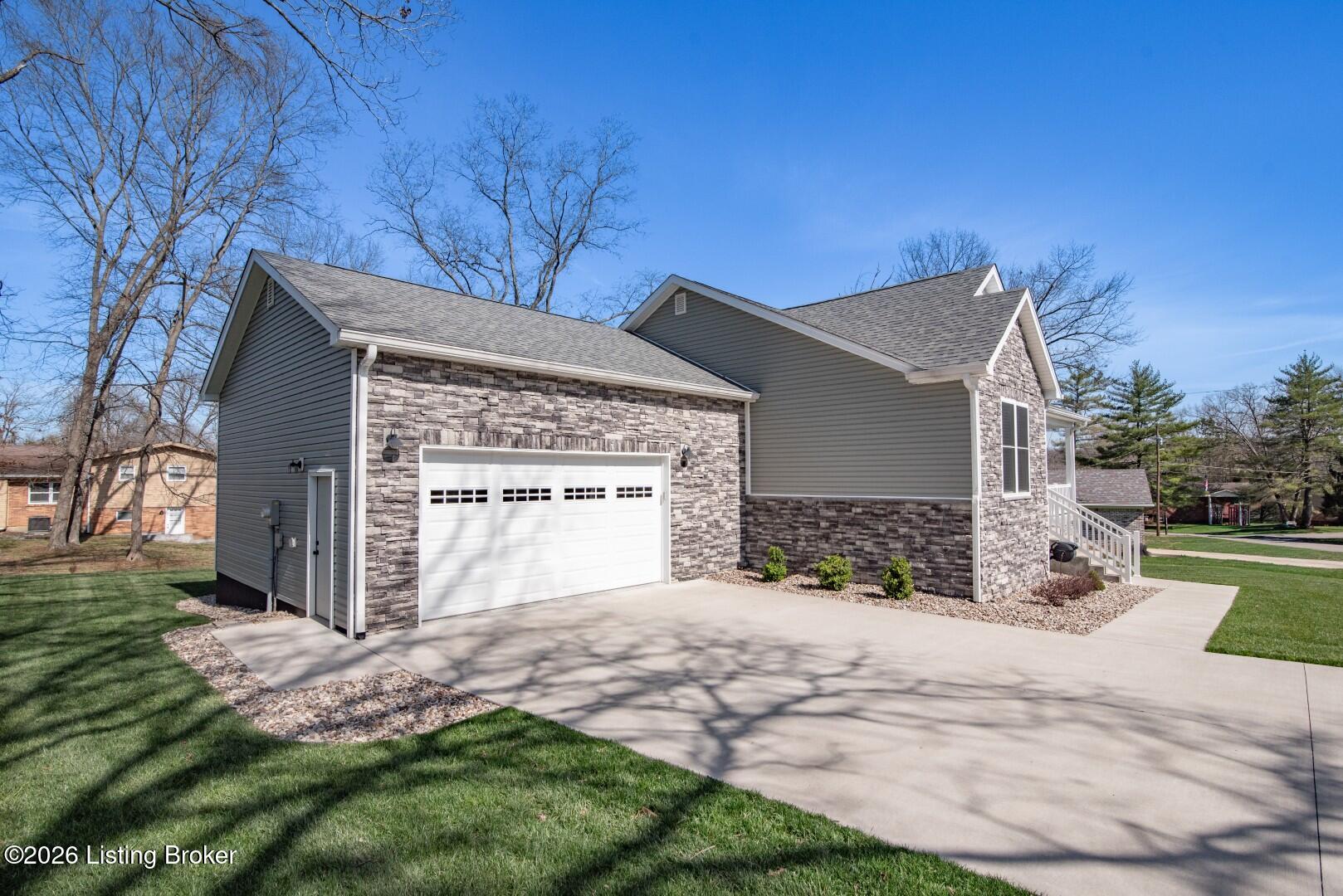 631 Lakeshore Pkwy