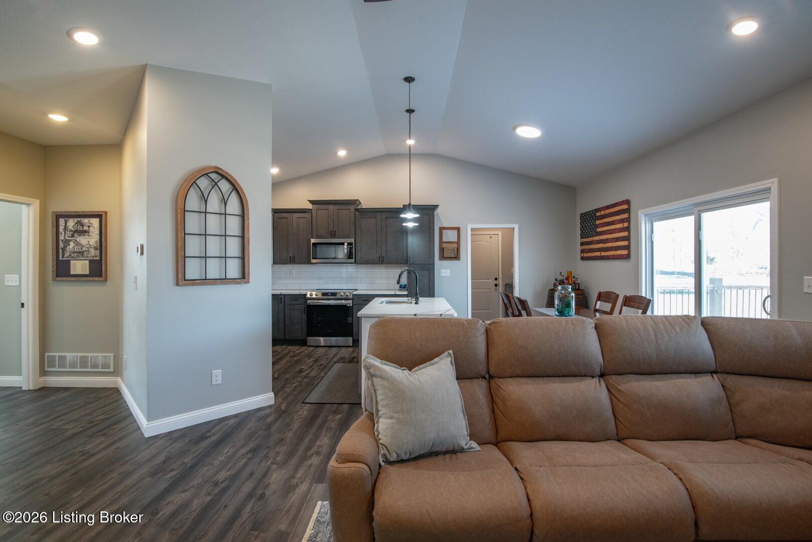 631 Lakeshore Pkwy
