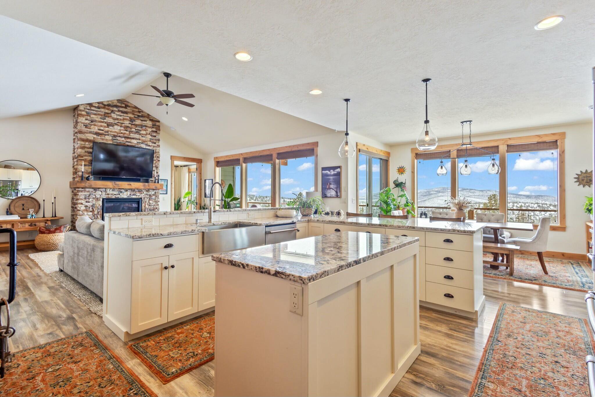 1215 SE Happy Trails Lane