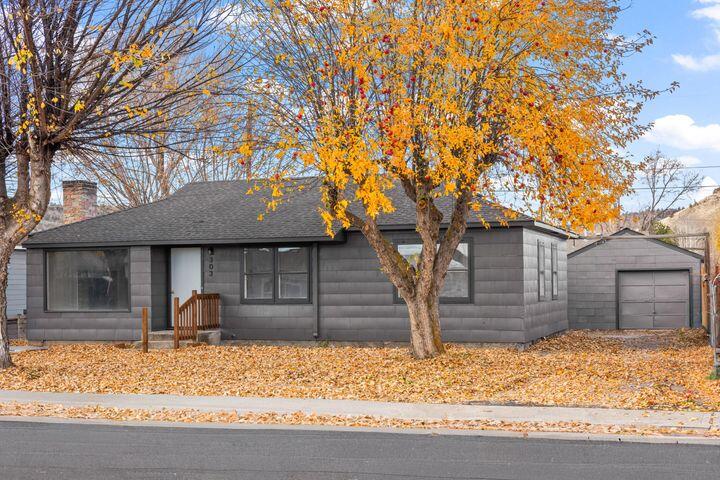 303 SW Deer Street