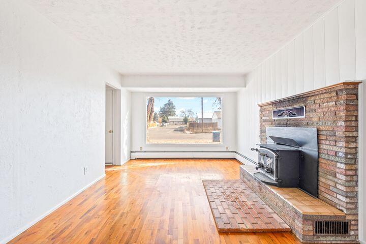 303 SW Deer Street