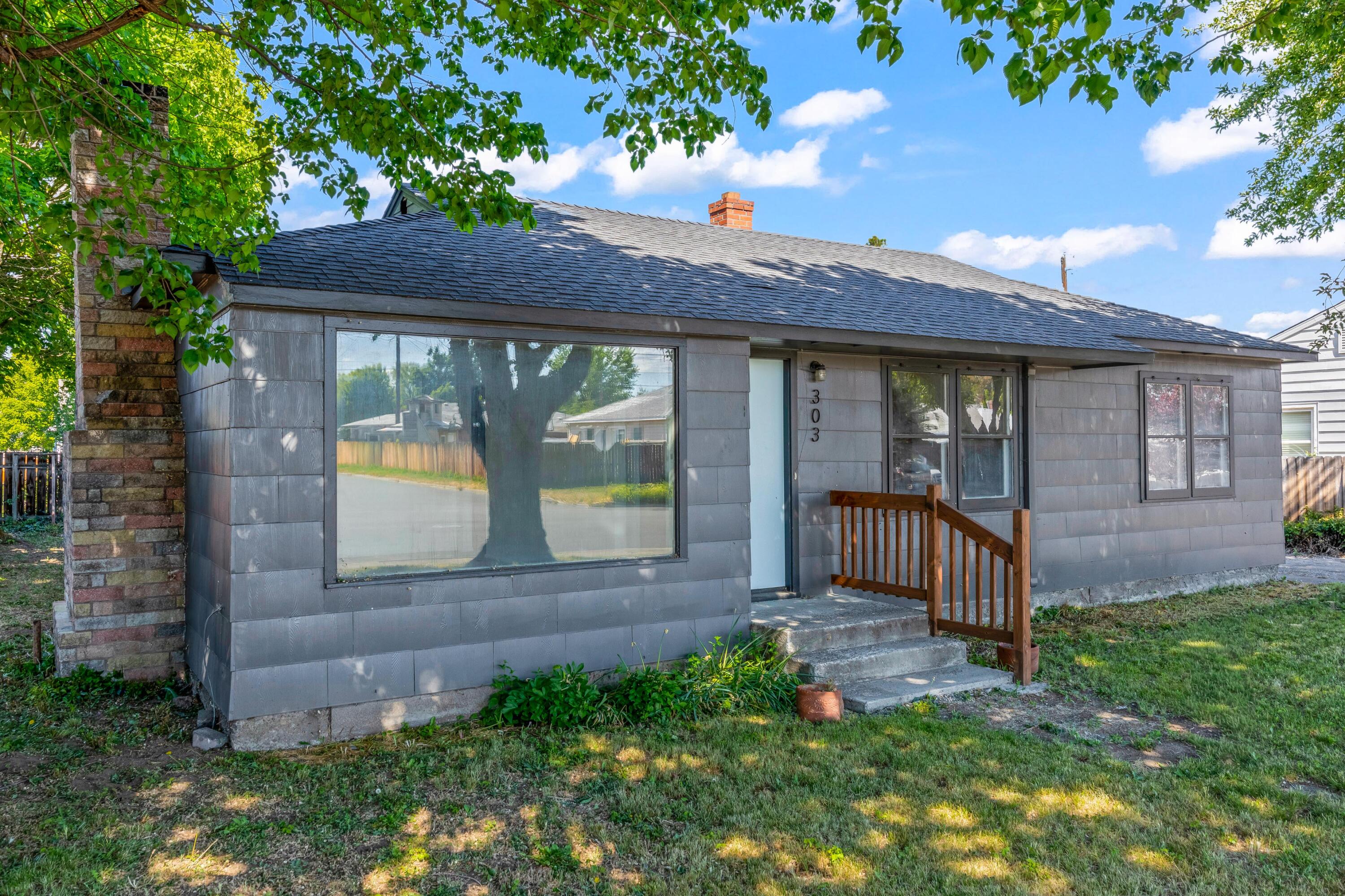 303 SW Deer Street