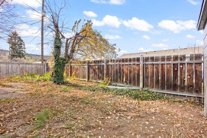 303 SW Deer Street