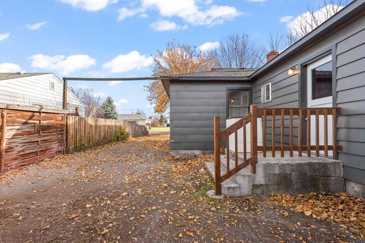 303 SW Deer Street