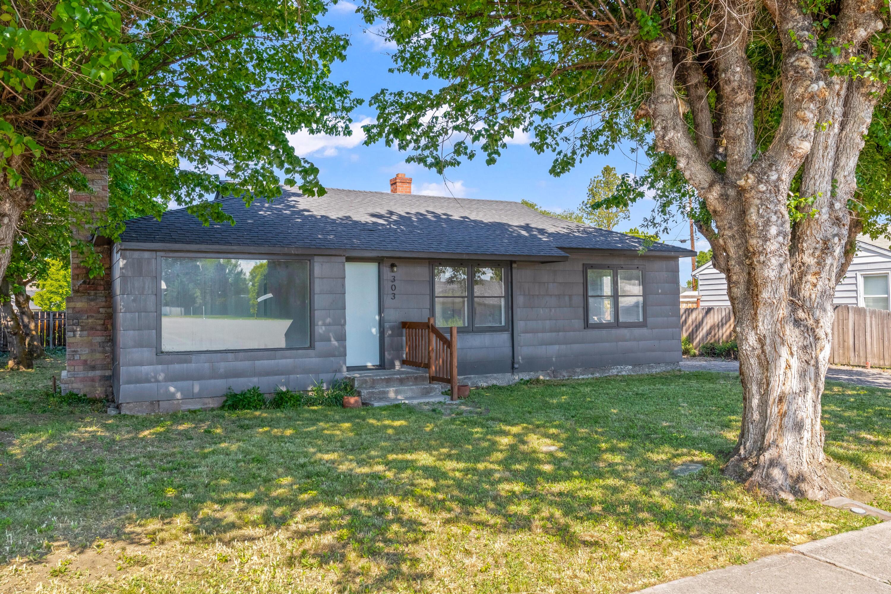 303 SW Deer Street