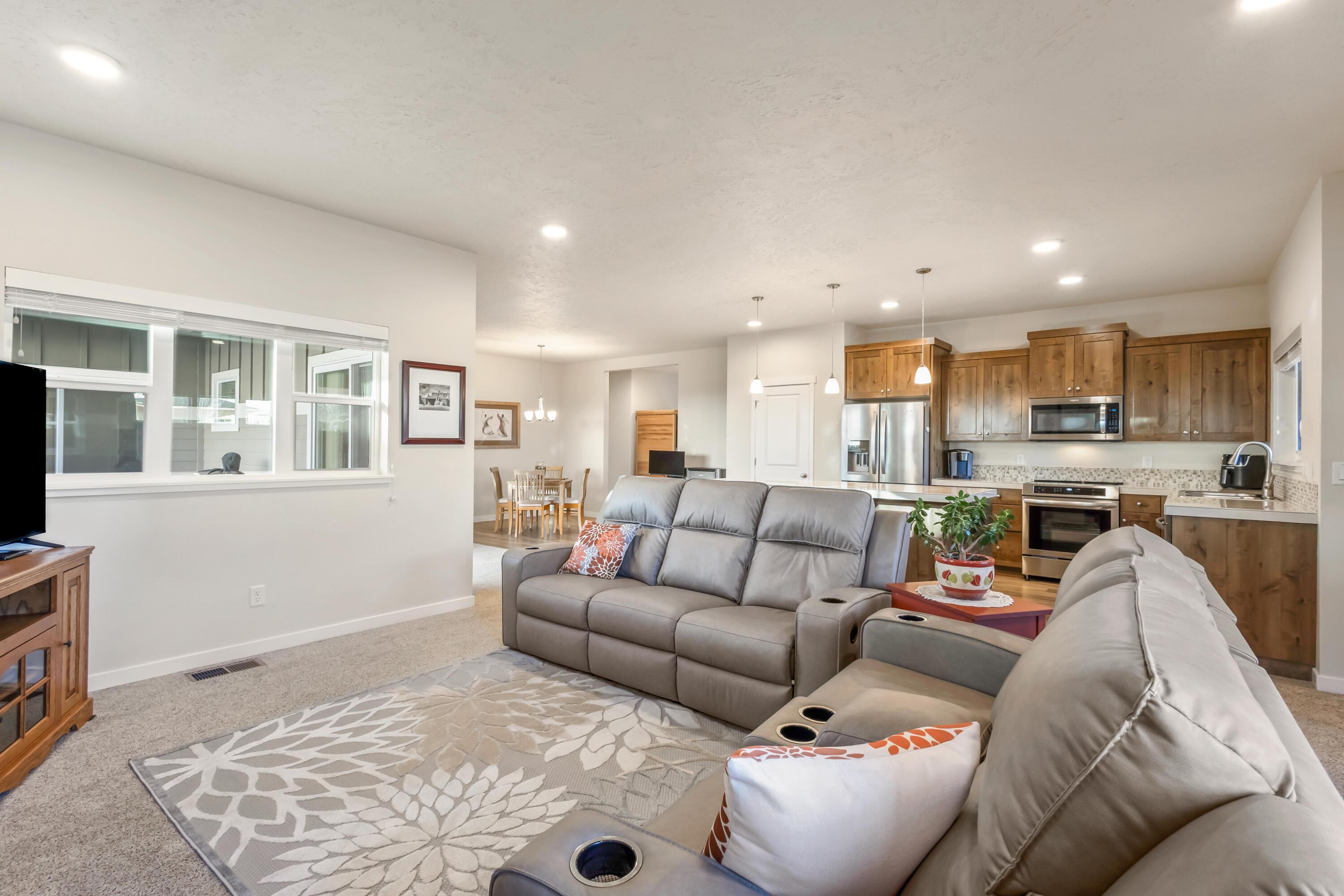 742 NE Union Loop