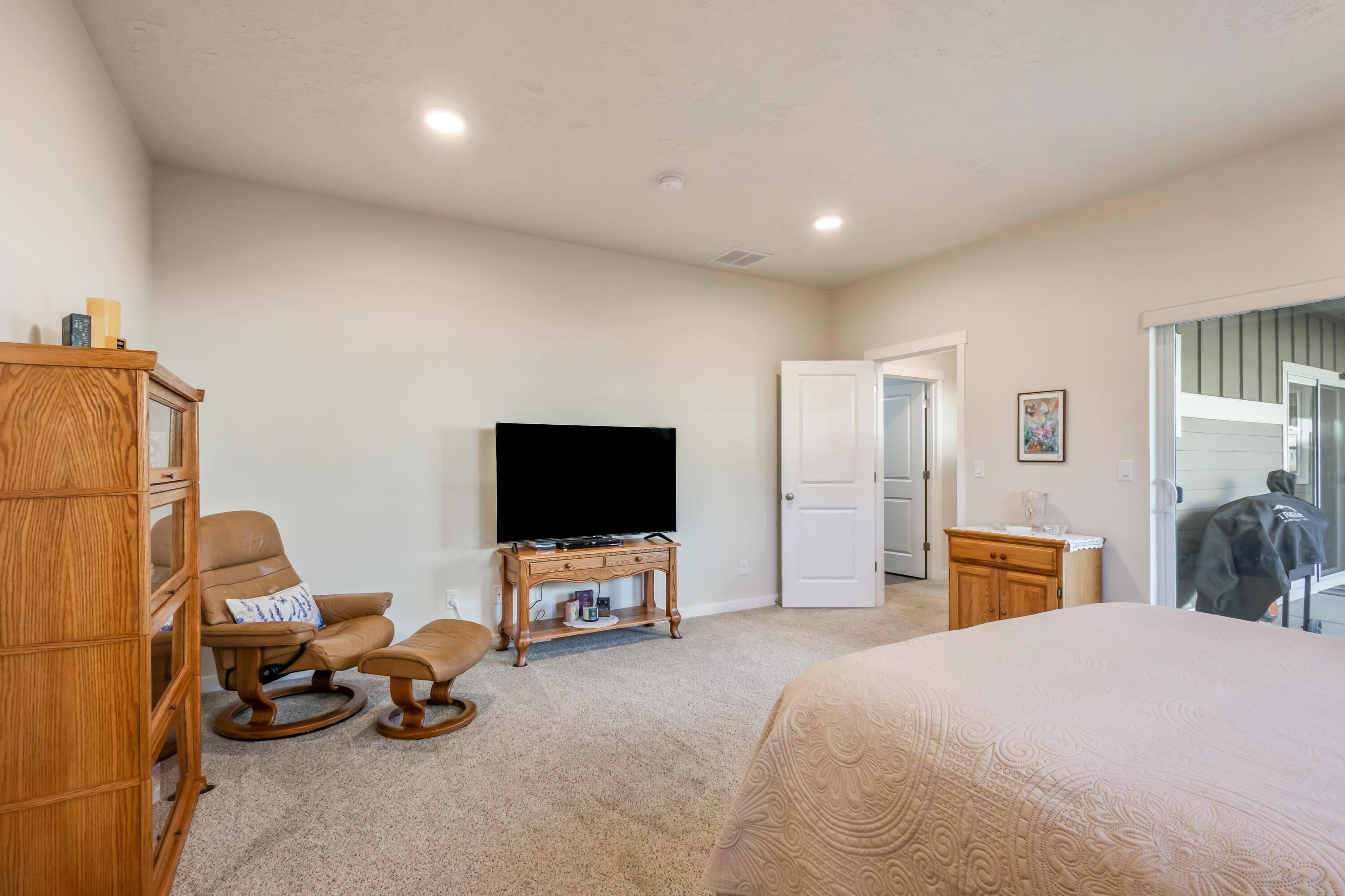 742 NE Union Loop