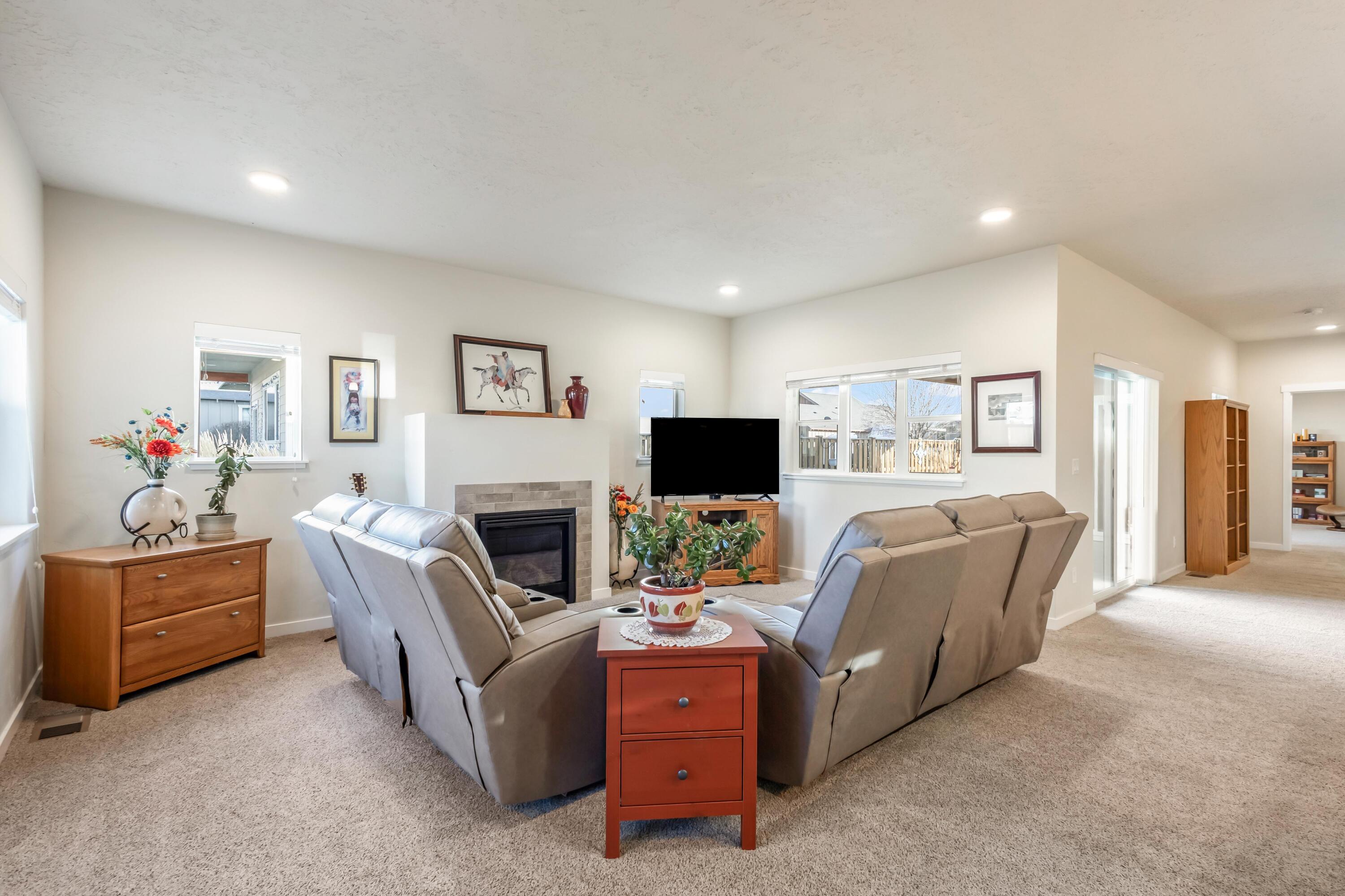 742 NE Union Loop