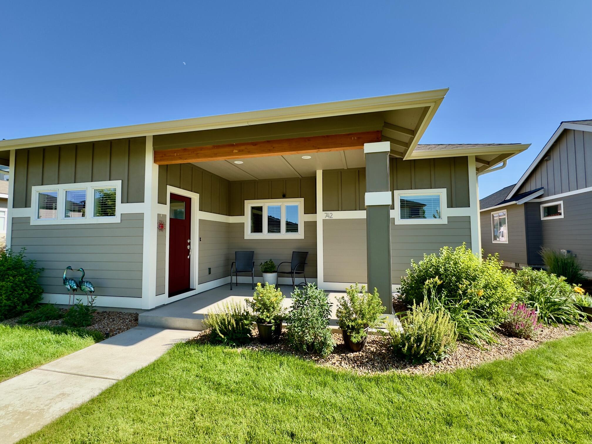 742 NE Union Loop