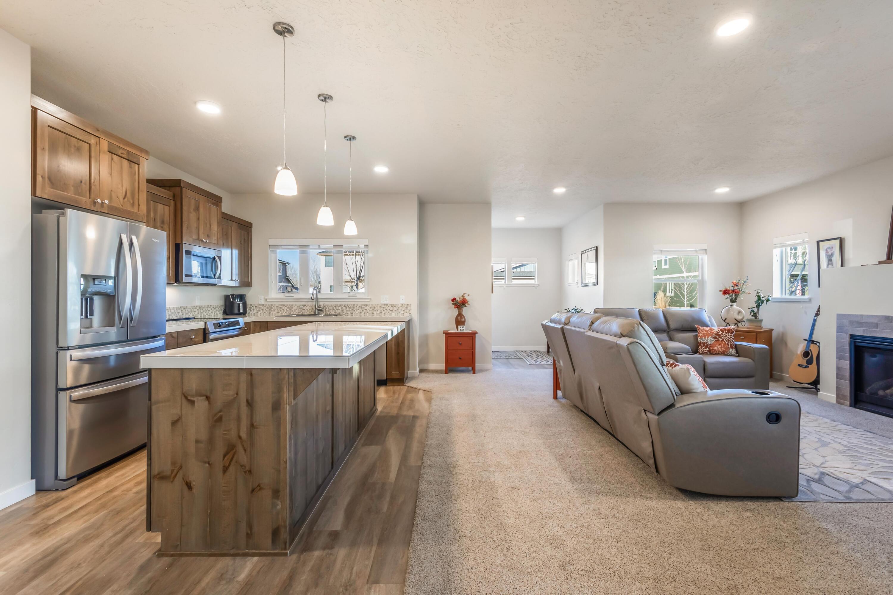 742 NE Union Loop