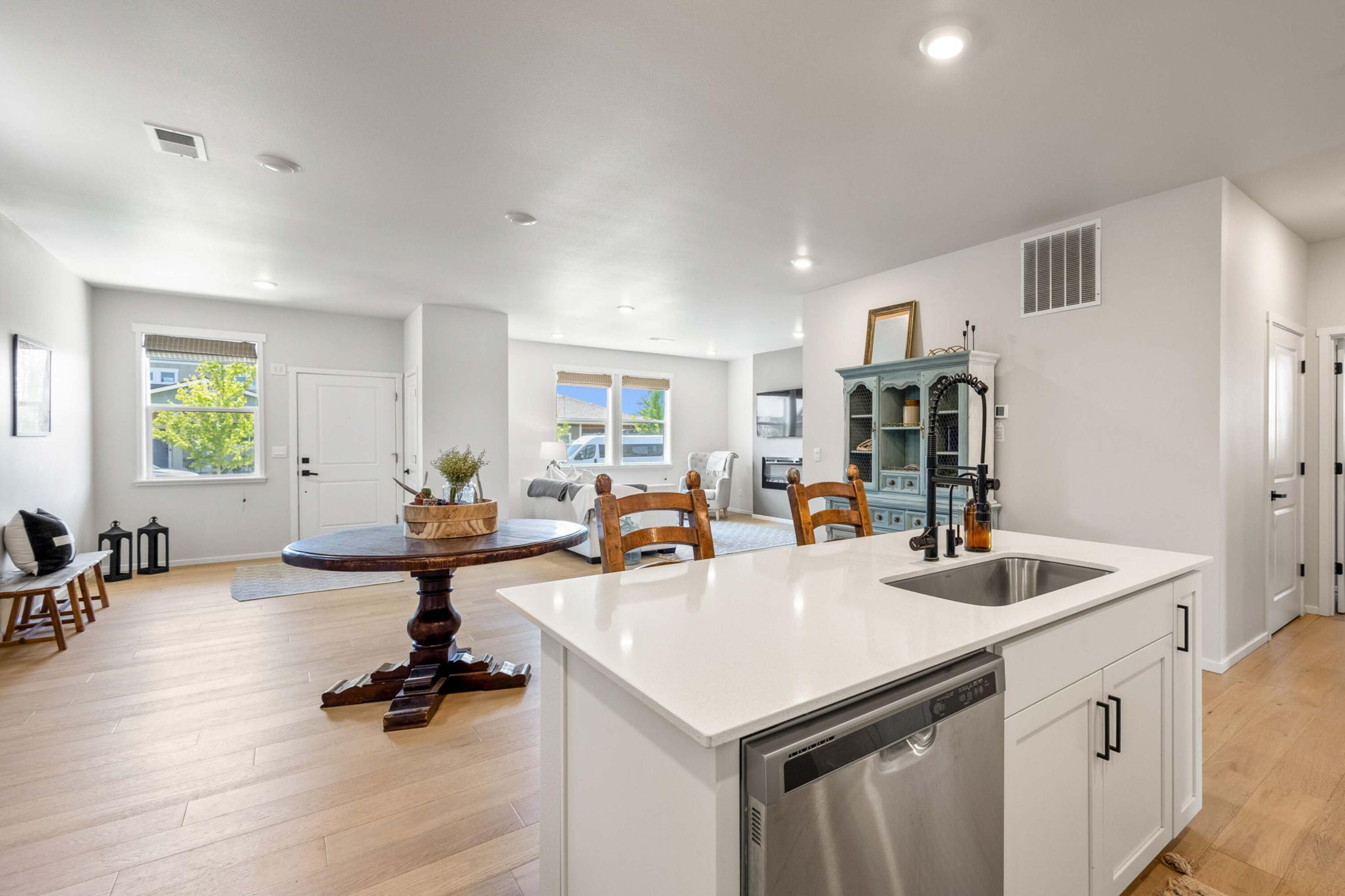 745 NE Union Loop