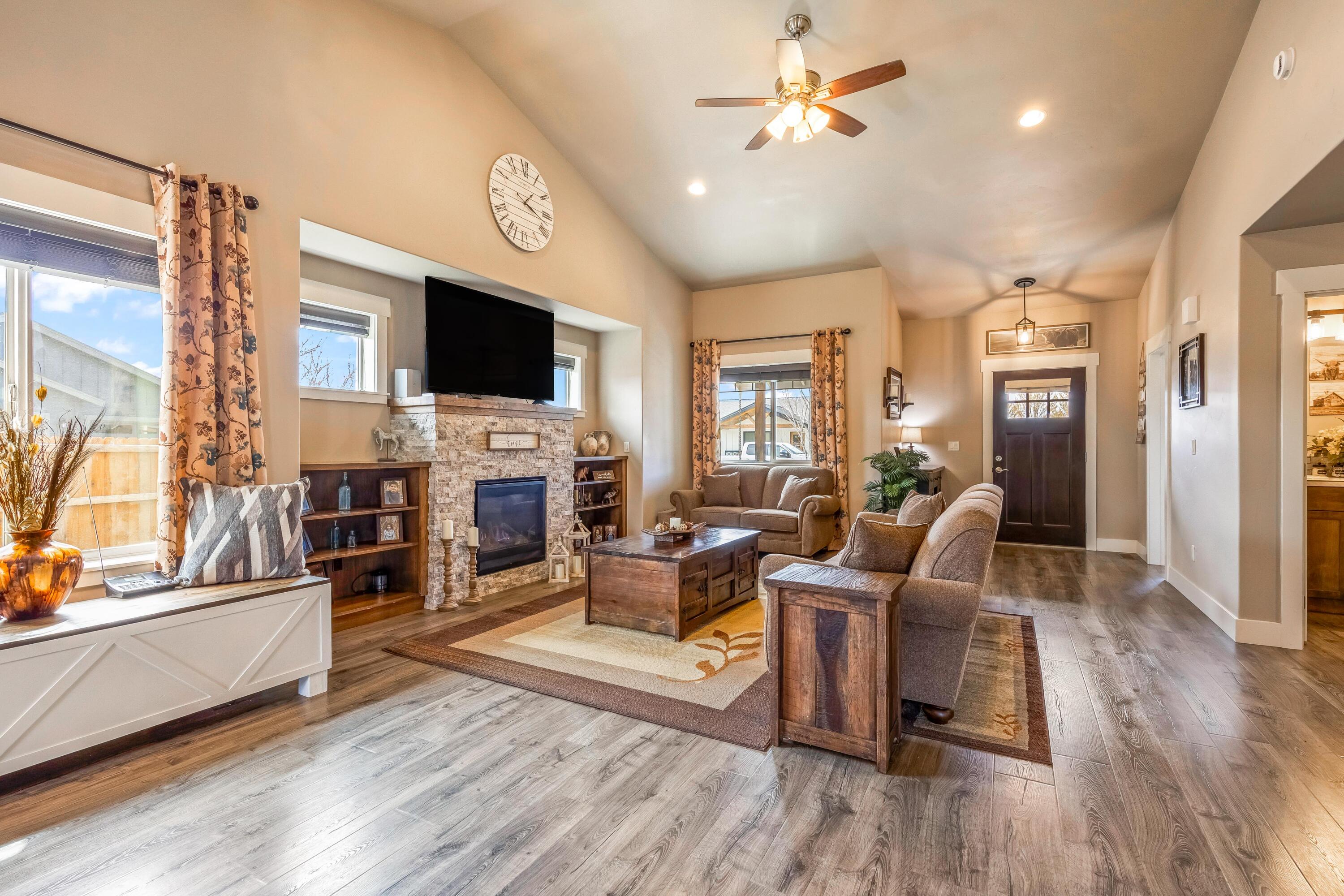 1002 NE Discovery Loop