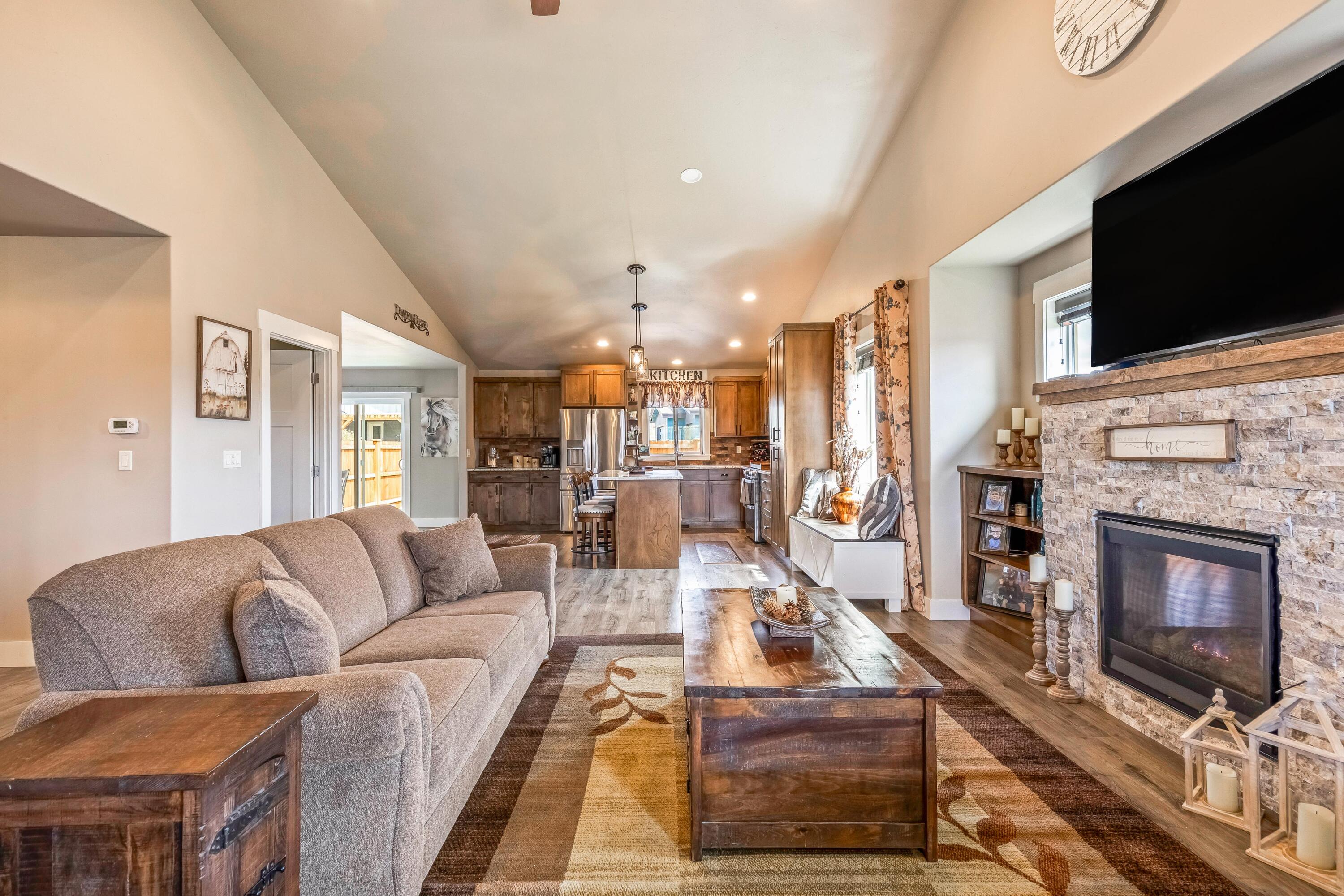 1002 NE Discovery Loop