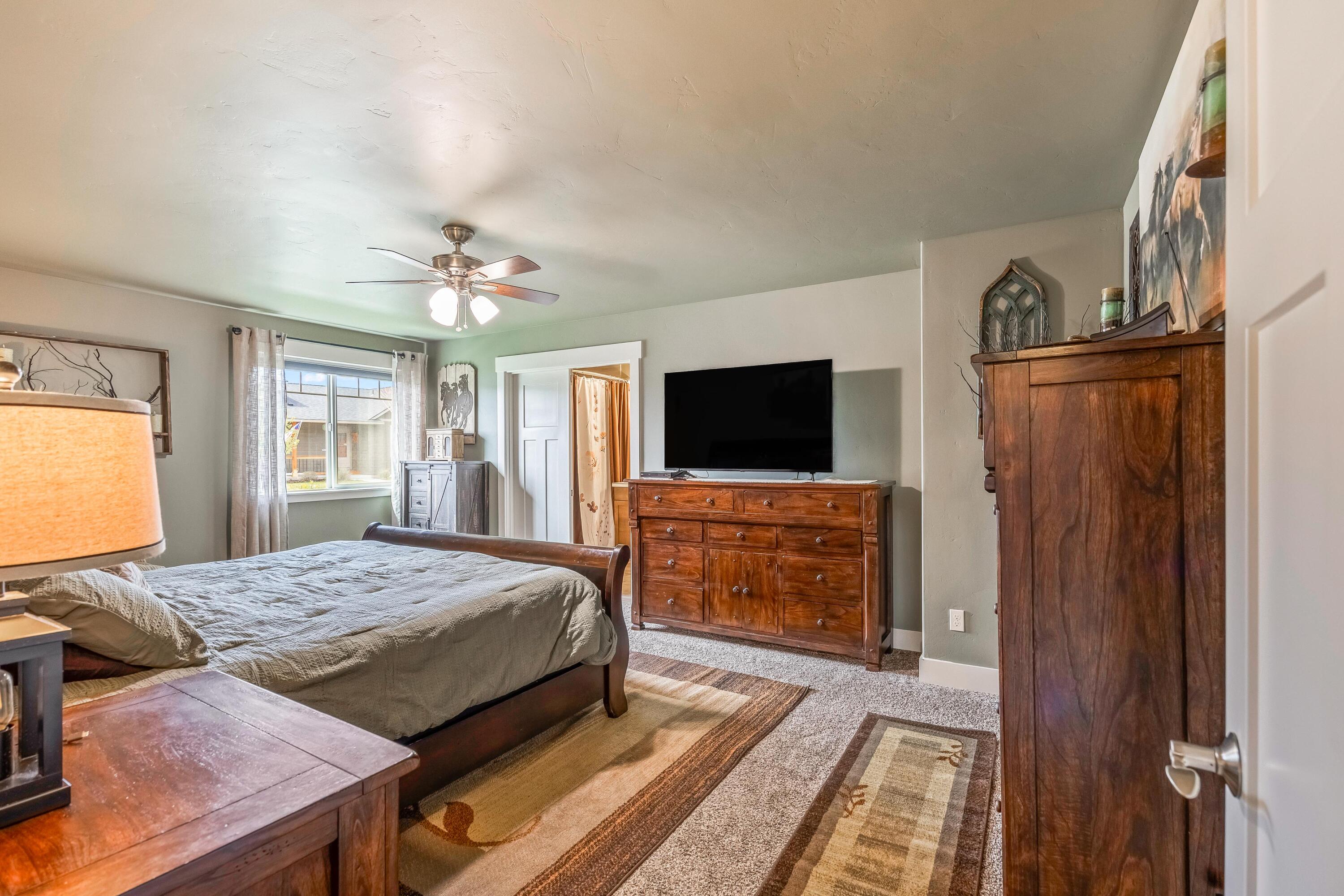 1002 NE Discovery Loop
