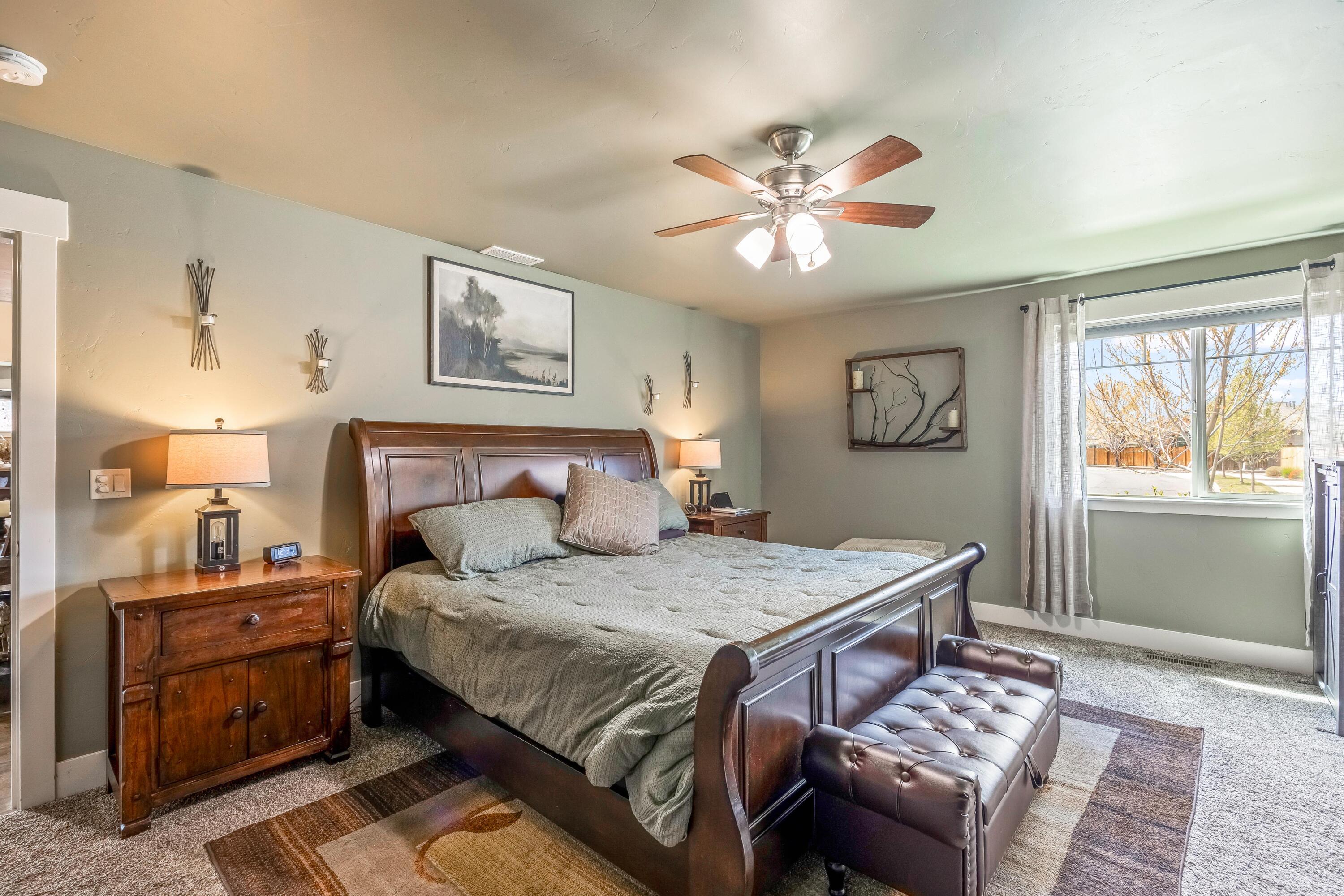 1002 NE Discovery Loop
