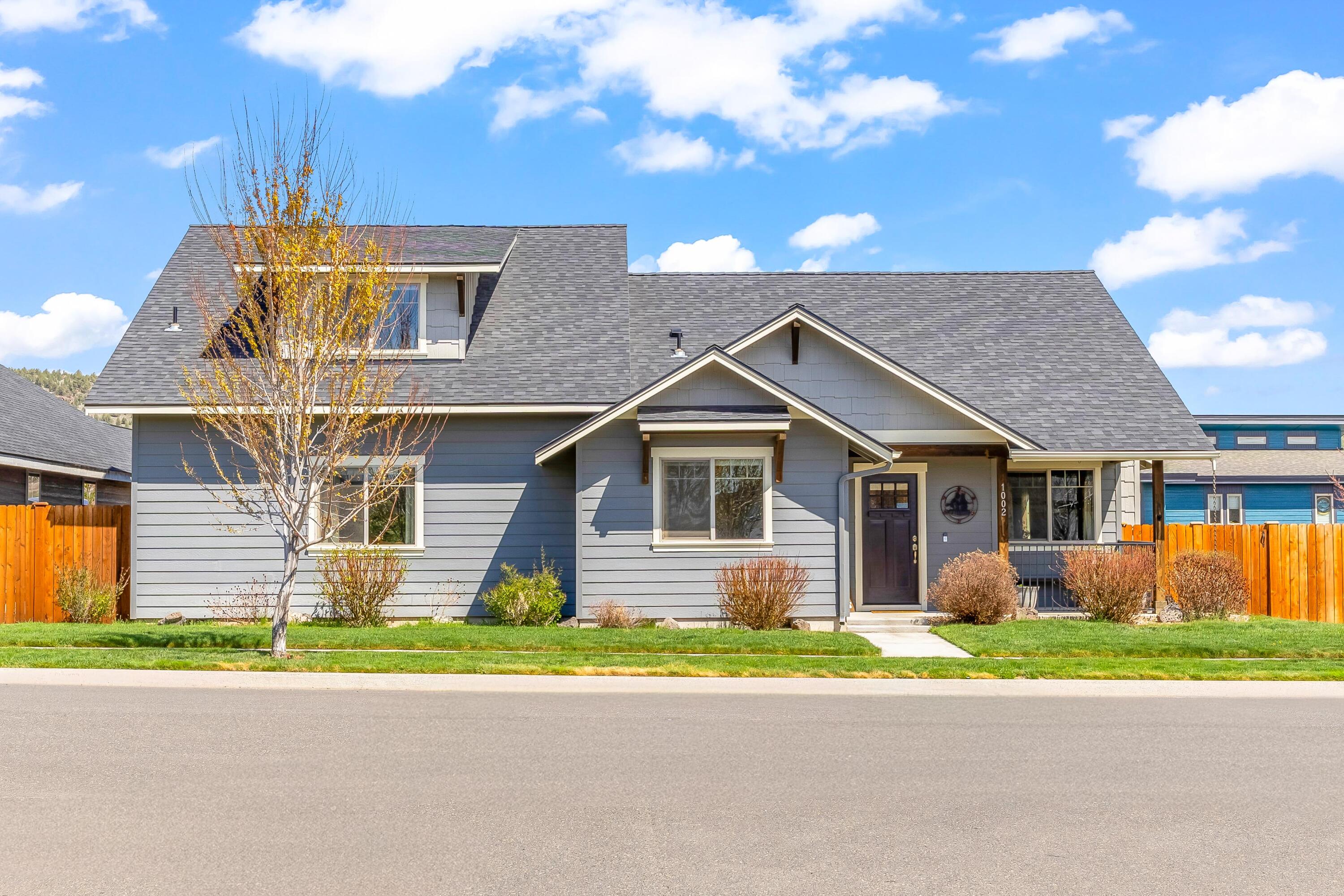1002 NE Discovery Loop