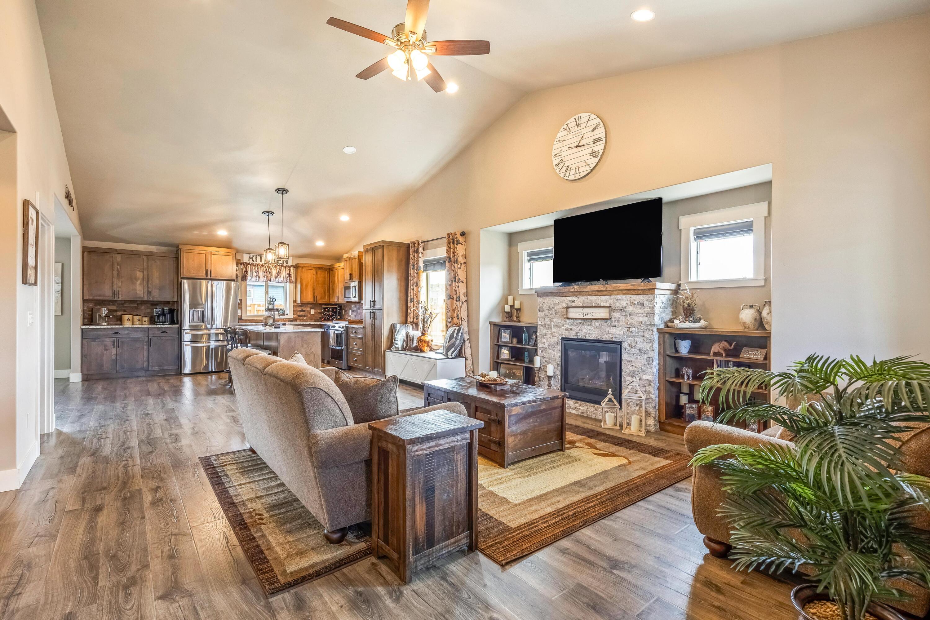 1002 NE Discovery Loop