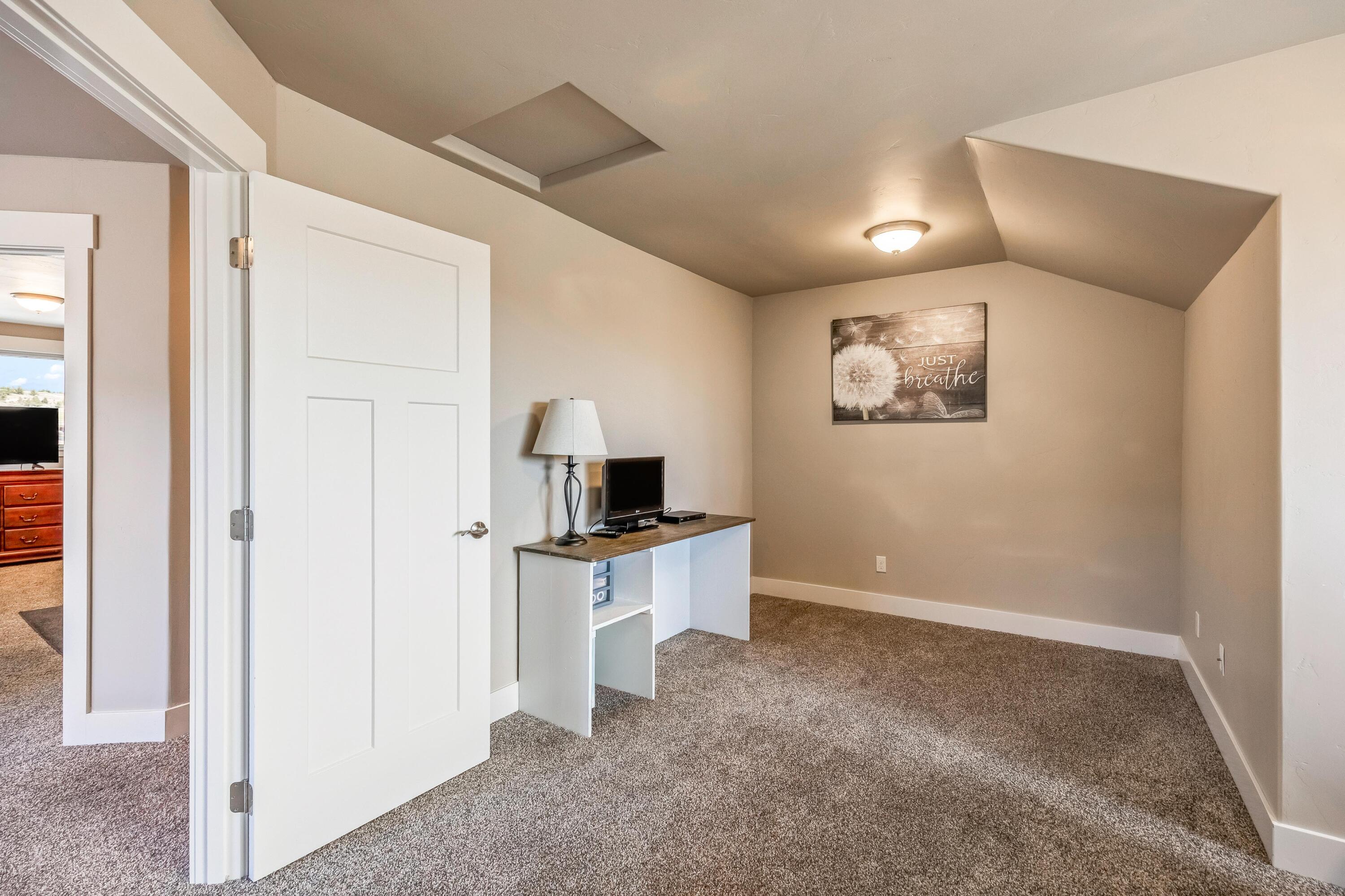 1002 NE Discovery Loop