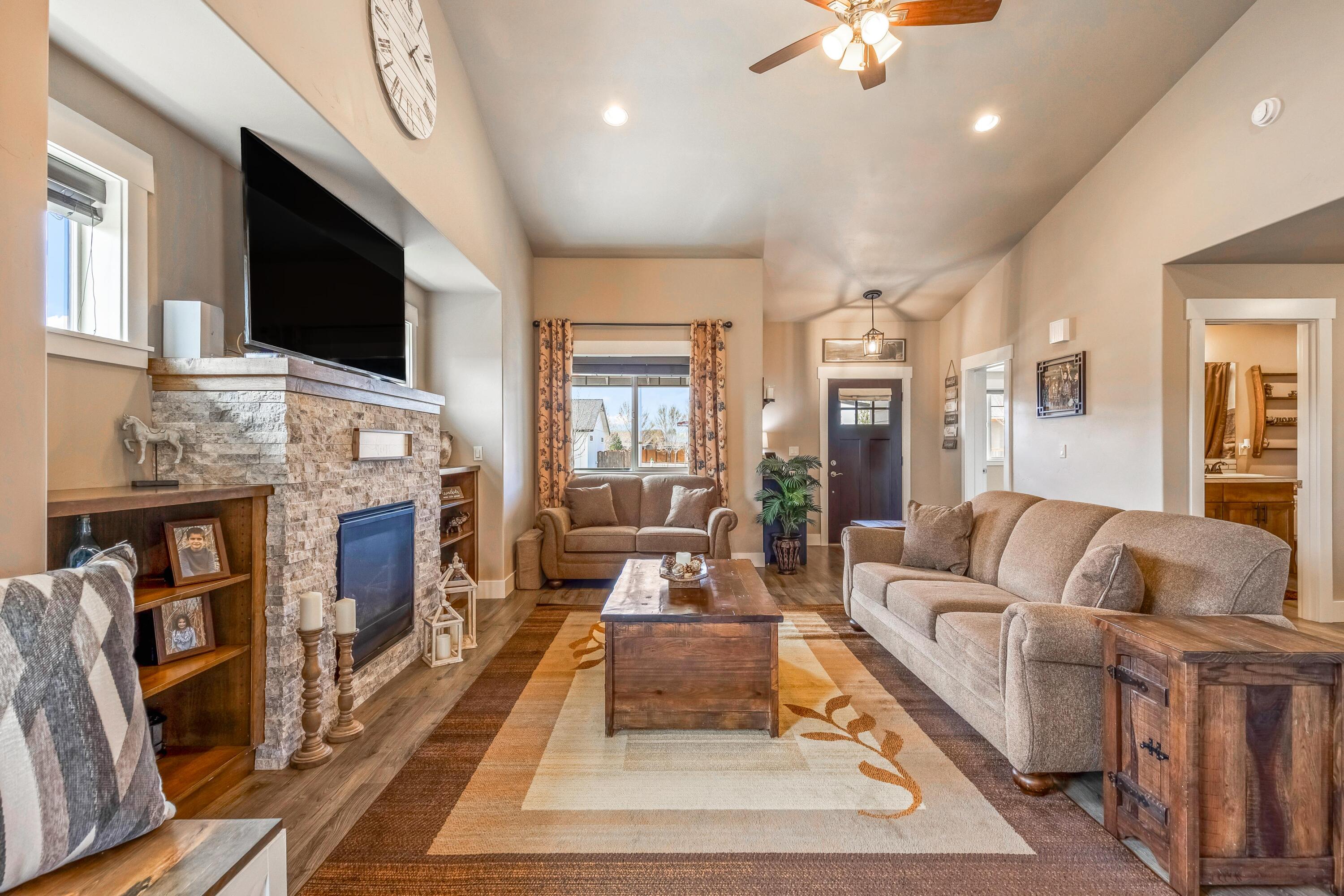 1002 NE Discovery Loop