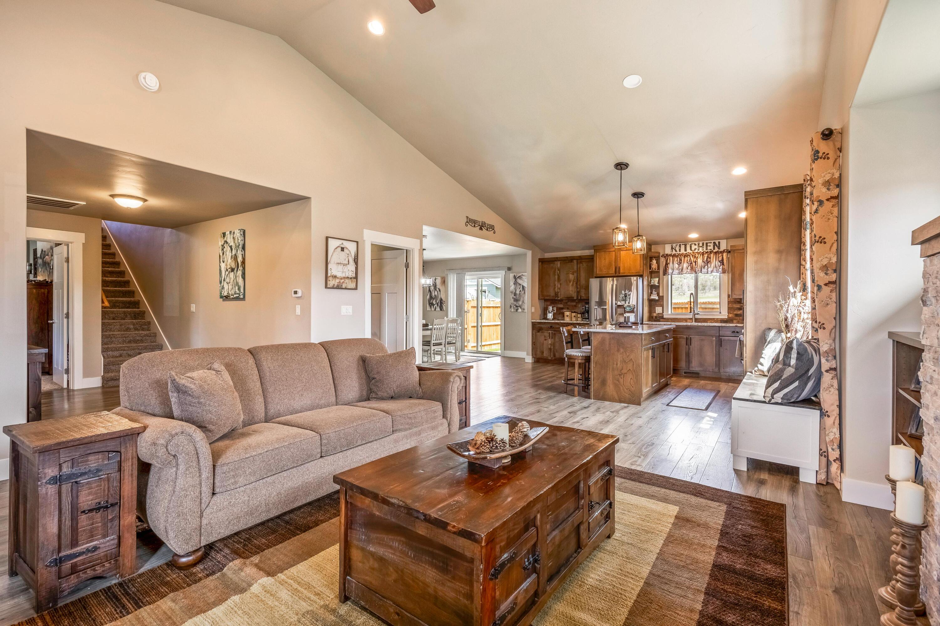 1002 NE Discovery Loop