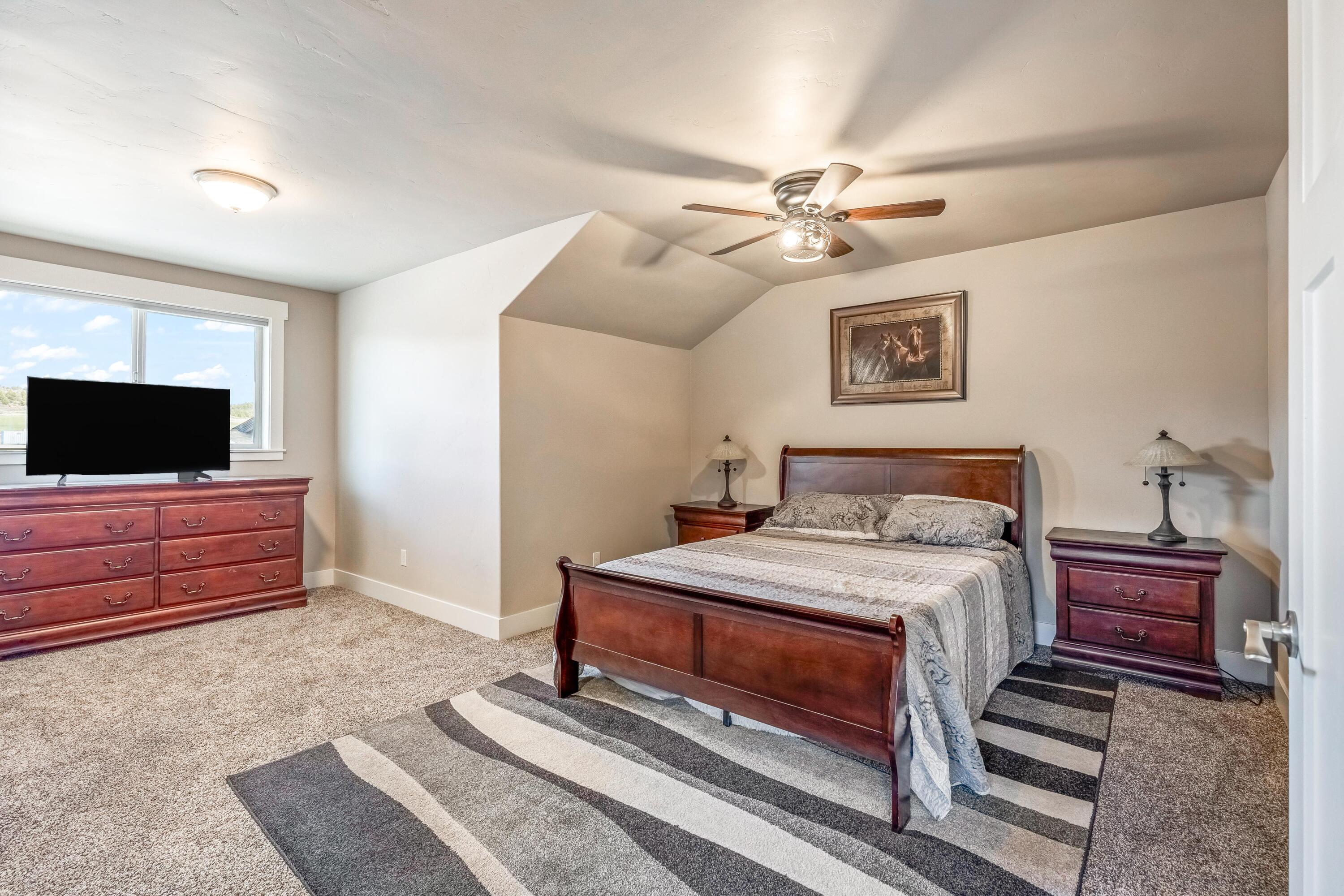 1002 NE Discovery Loop